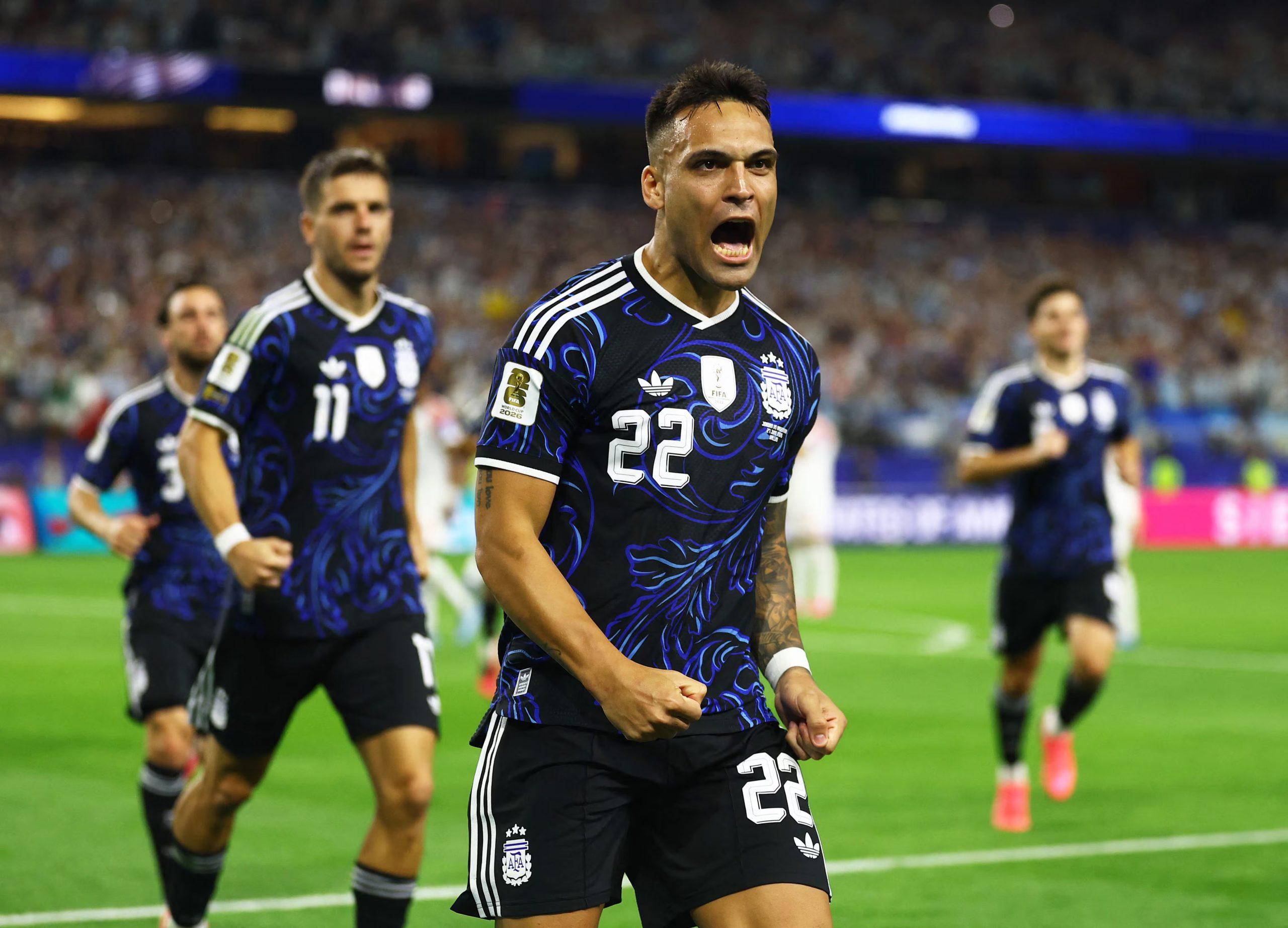 Lautaro marcó su primer gol en un Mundial (REUTERS/Kai Pfaffenbach)