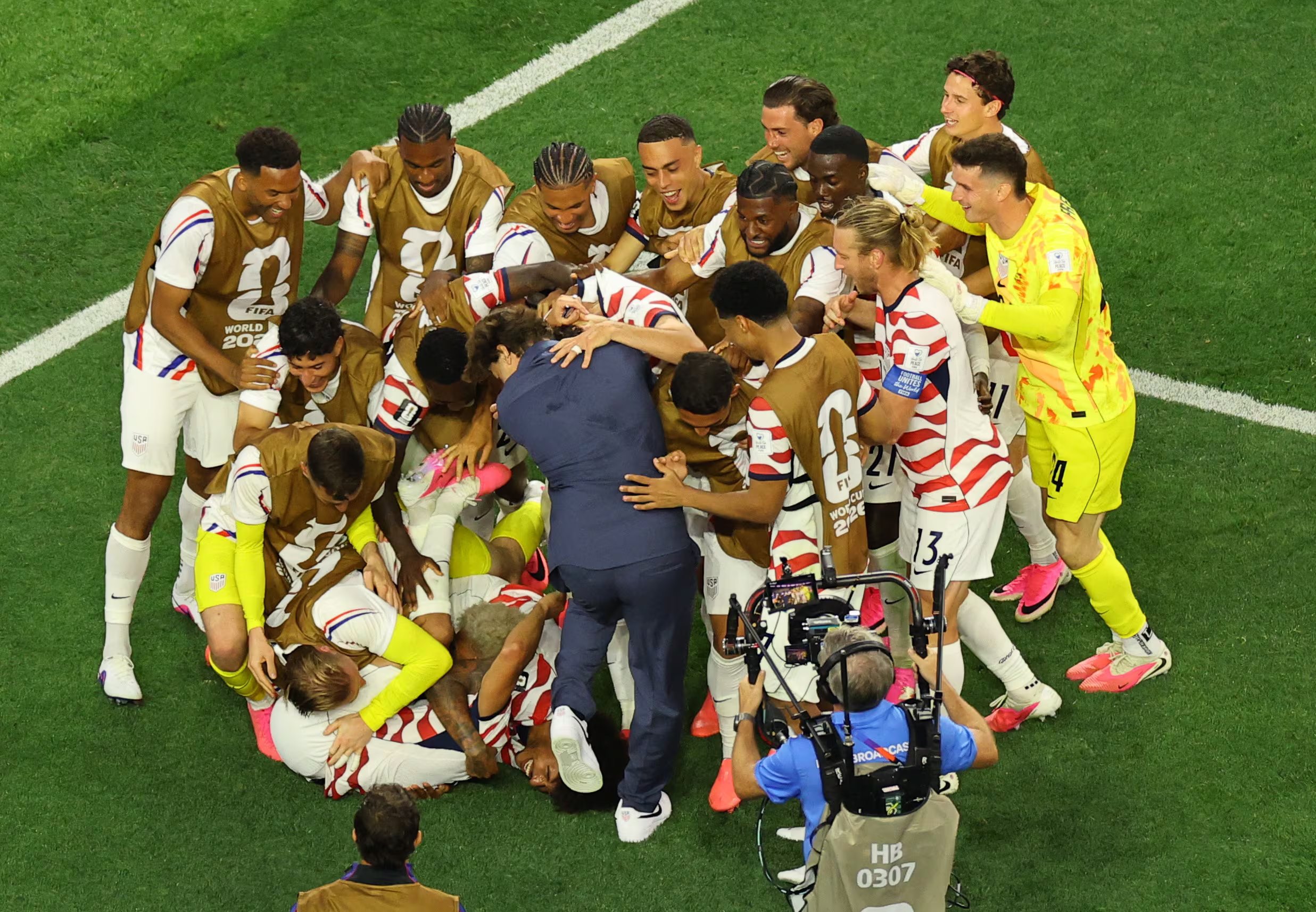 Pochettino festeja con sus jugadores el triunfo de Estados Unidos sobre Paraguay en el debuto de la Copa del Mundo (REUTERS/Daniel Cole)