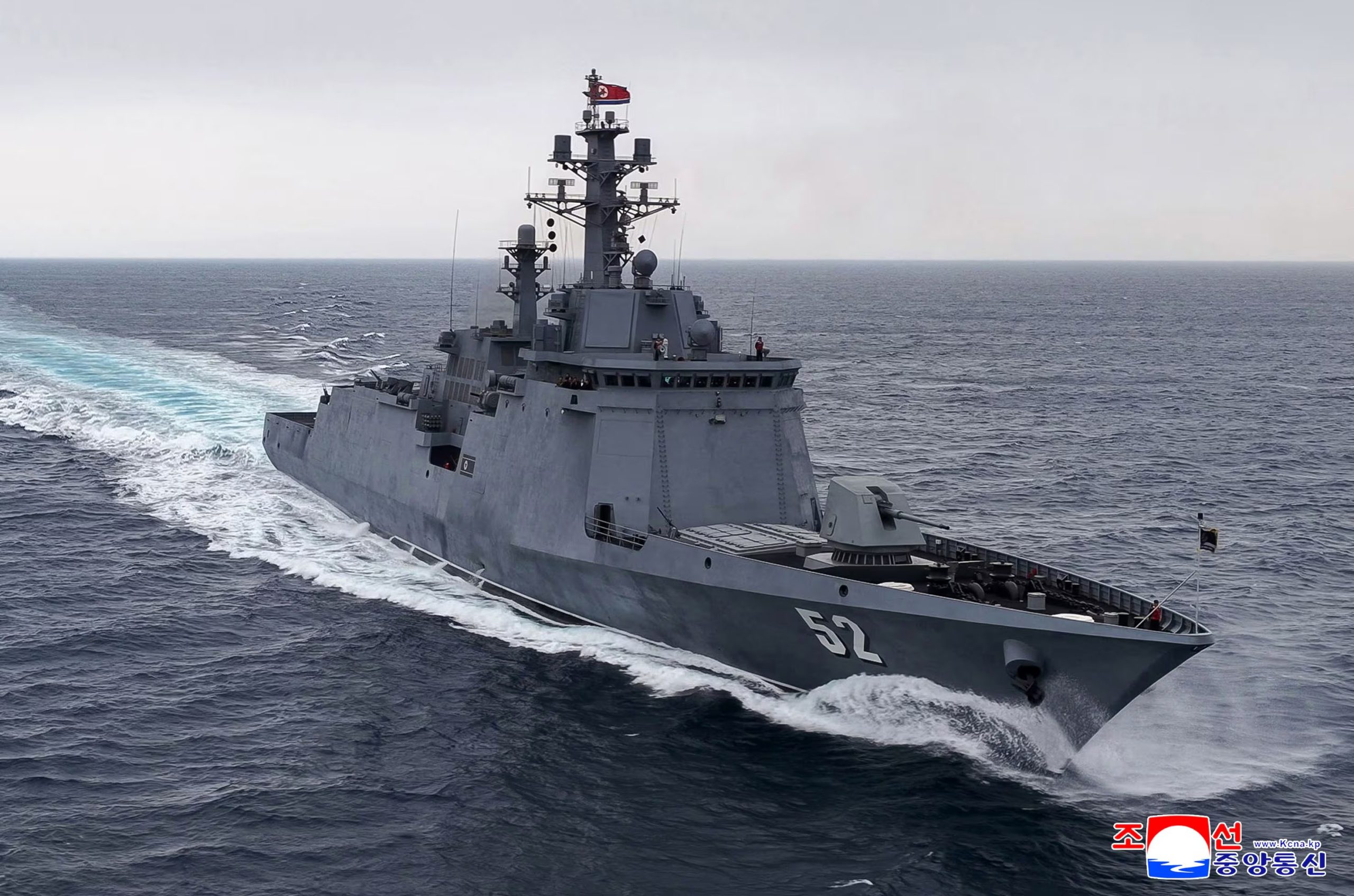 Esta foto facilitada por el gobierno norcoreano muestra su destructor Kang Kon durante las pruebas de mar en un lugar no revelado de Corea del Norte, el jueves 4 de junio de 2026 (Agencia Central de Noticias de Corea/Servicio de Noticias de Corea vía AP)