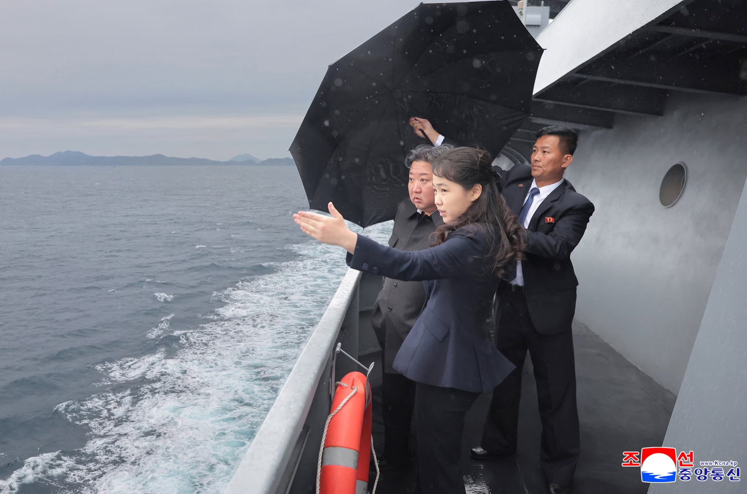 El líder norcoreano Kim Jong-un y su hija Kim Ju Ae visitan el buque naval Kang Kon para supervisar su prueba de navegación (KNCA vía REUTERS)
