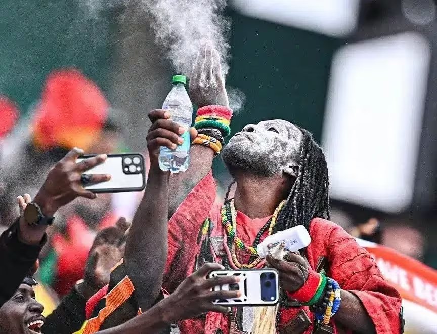 Durante el partido ante Panamá, un hincha realizó un ritual que posteriormente significó el triunfo del conjunto africano; en redes sociales lo señalaron de ser el sacerdote ghanés - crédito Captura de Pantalla X