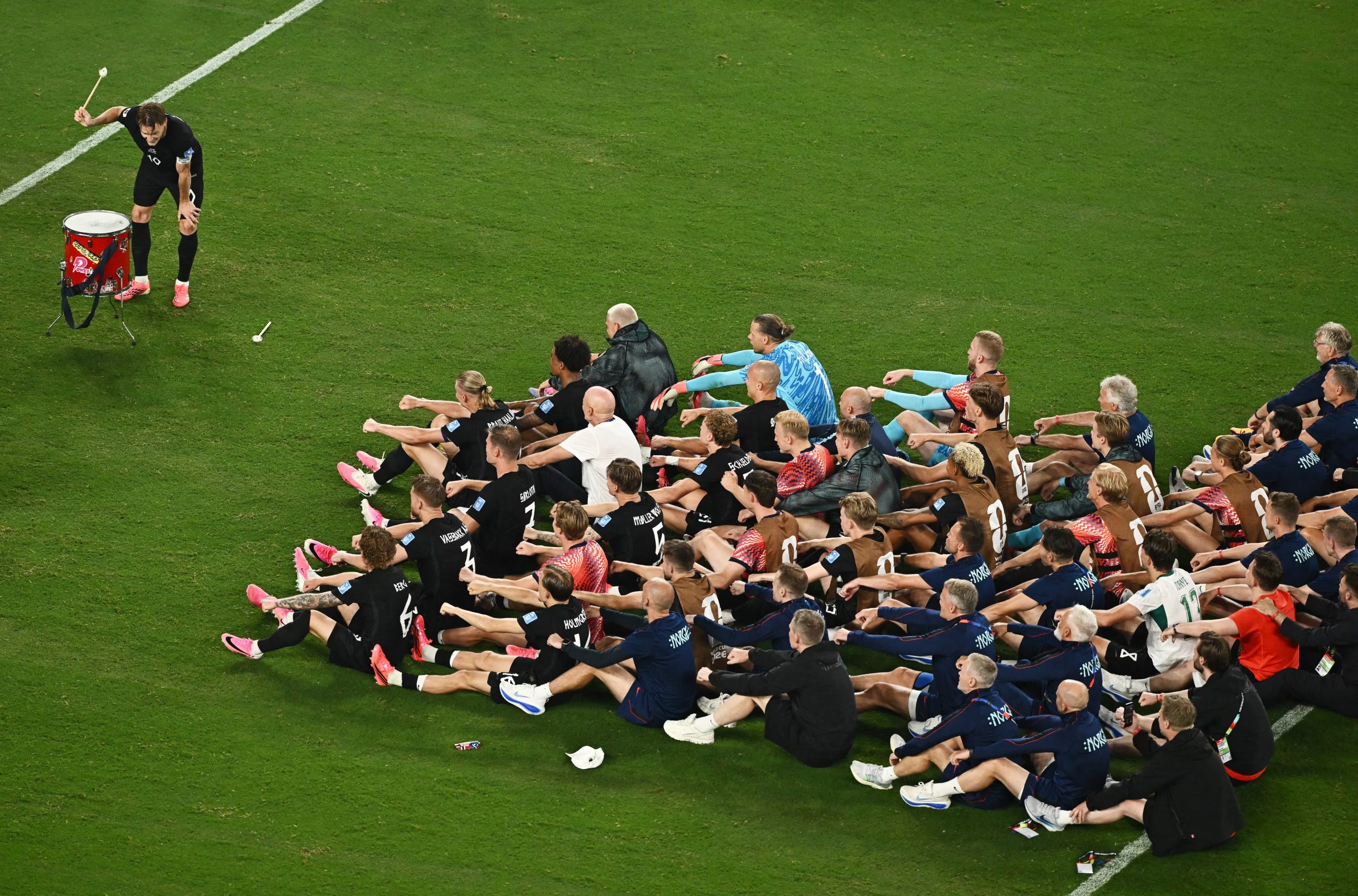 El equipo realizó el movimiento junto a los aficionados en el estadio (Reuters)