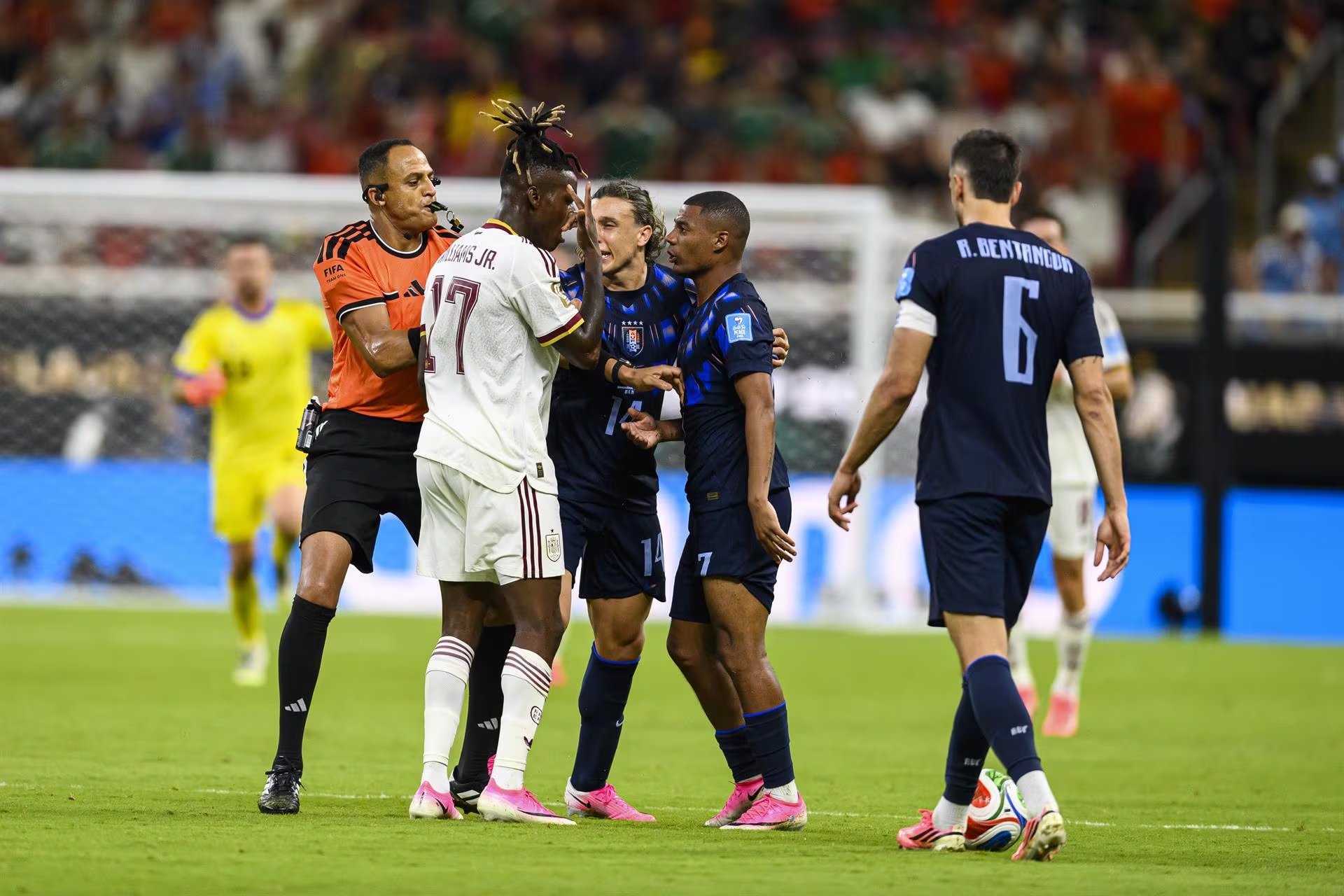 El jugador español Nico Williams se encara con Nicolás de la Cruz (Europa Press)