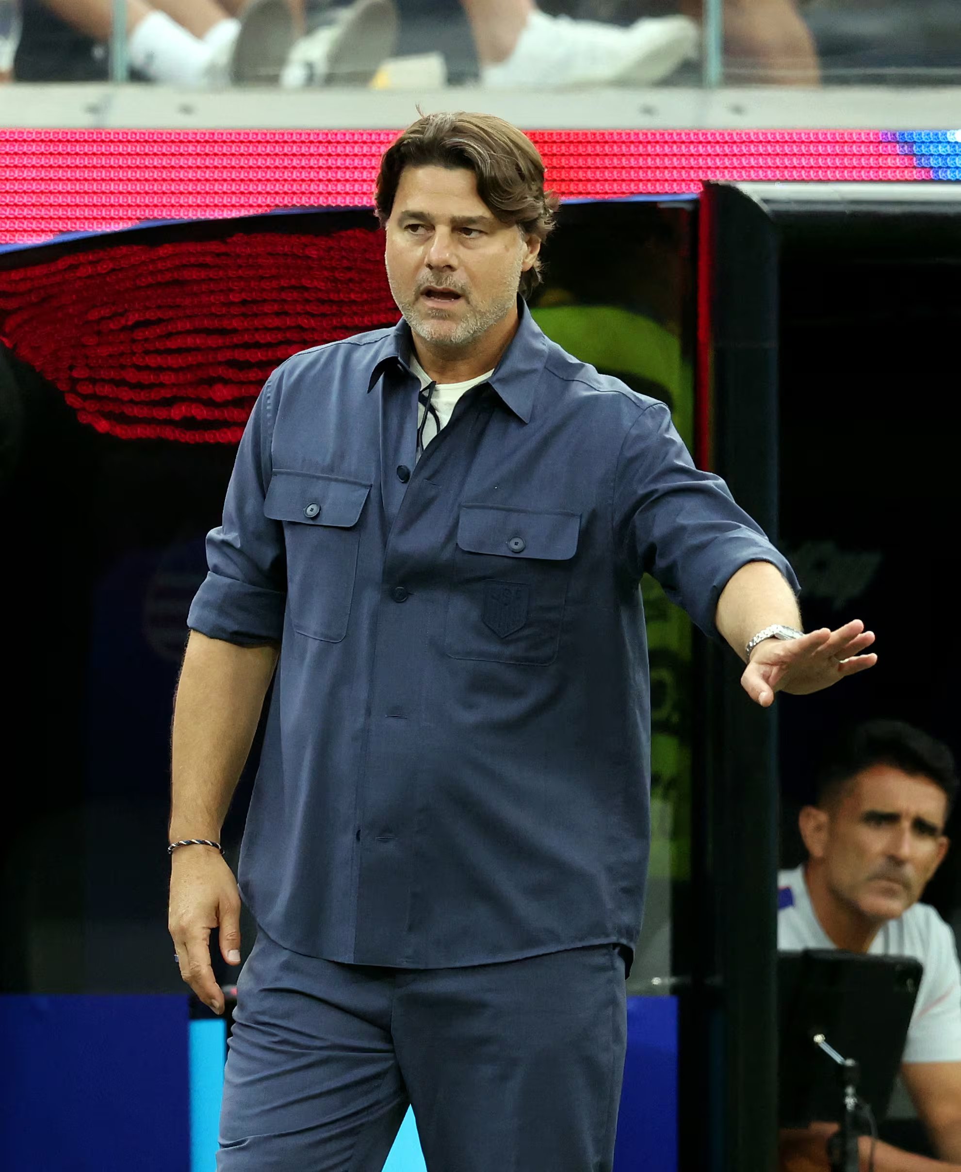 El técnico usaría el mismo outfit para el último partido de fase de grupos (Reuters)
