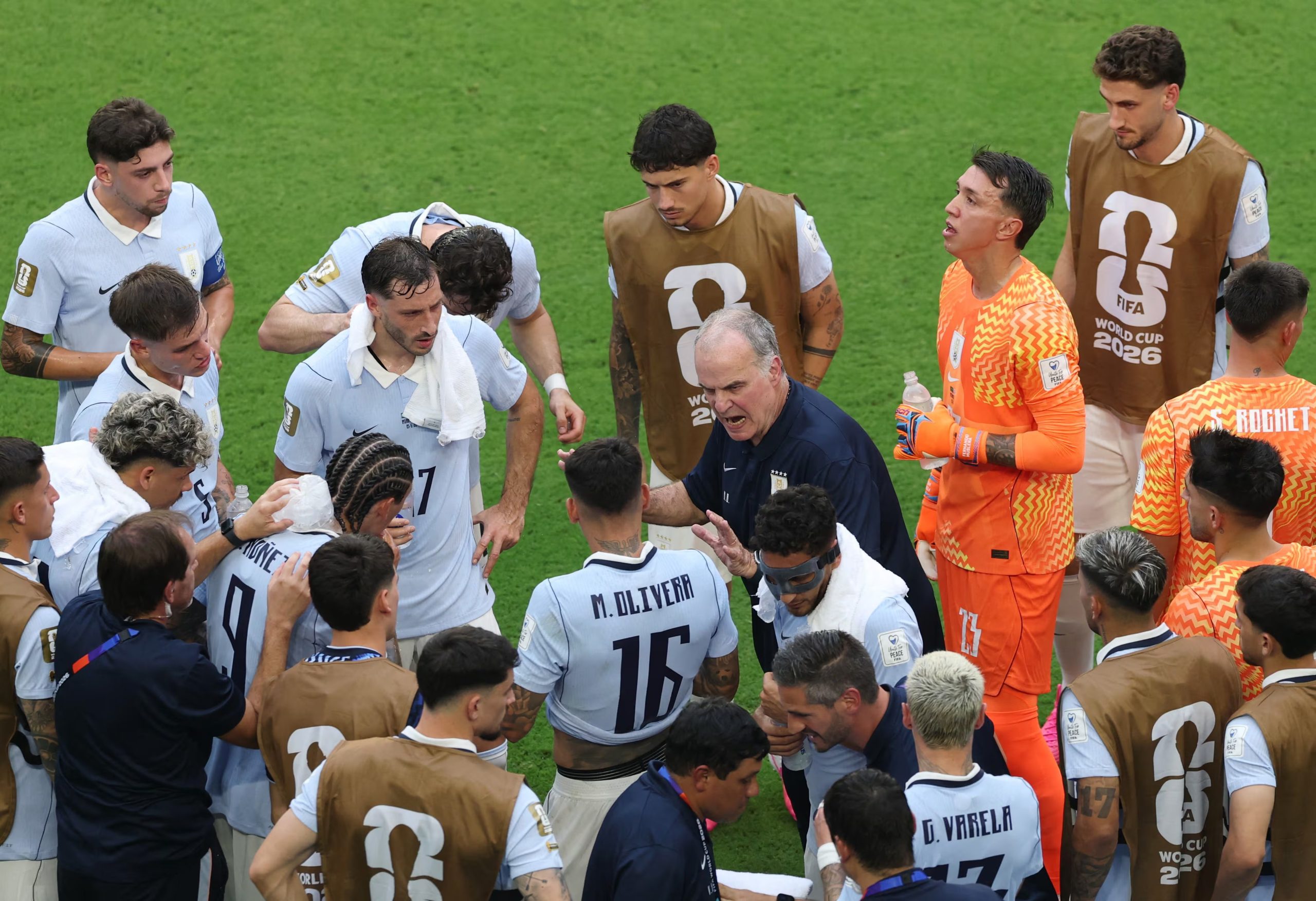 Los errores defensivos le costaron caro a Uruguay, Bielsa señaló que recibir goles como los de Cabo Verde le permitió al rival mantenerse en el partido (REUTERS/Paul Childs)