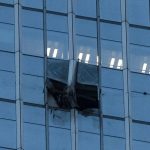 Misterio en Pekín: avión choca contra torre y China suspende vuelos