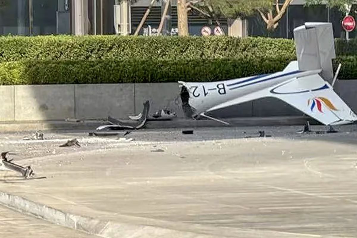 Los restos del avión que se estrelló en la Citic Tower de Beijing