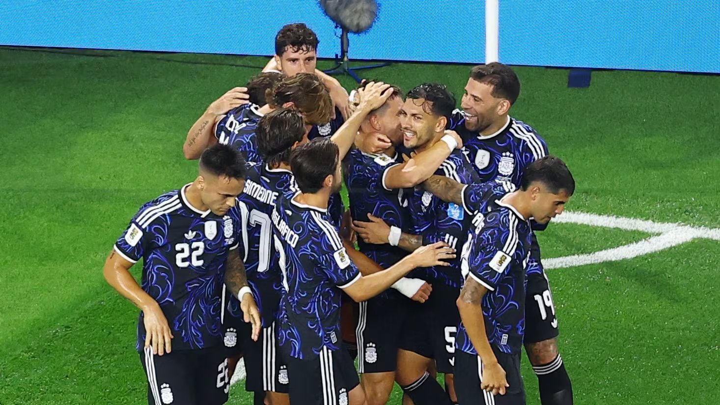 Giovani Lo Celso recibió en Rosario un dibujo de Emilia con una invitación simbólica al Mundial, un gesto que marcó el inicio de la ilusión familiar (REUTERS/Issei Kato)