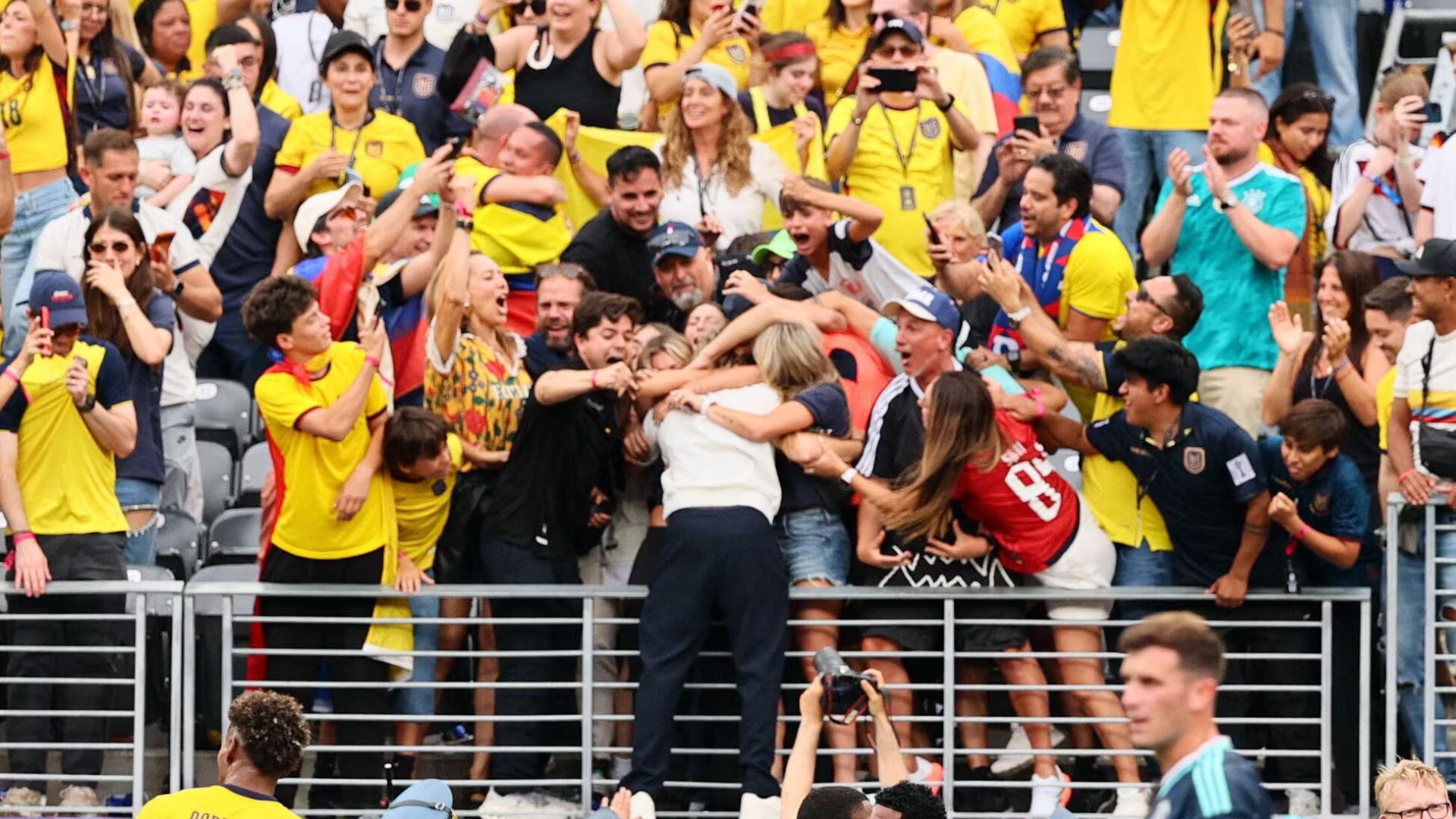 Sebastián Beccacece rompe en emoción tras el histórico triunfo de Ecuador ante Alemania. Crédito: REUTERS