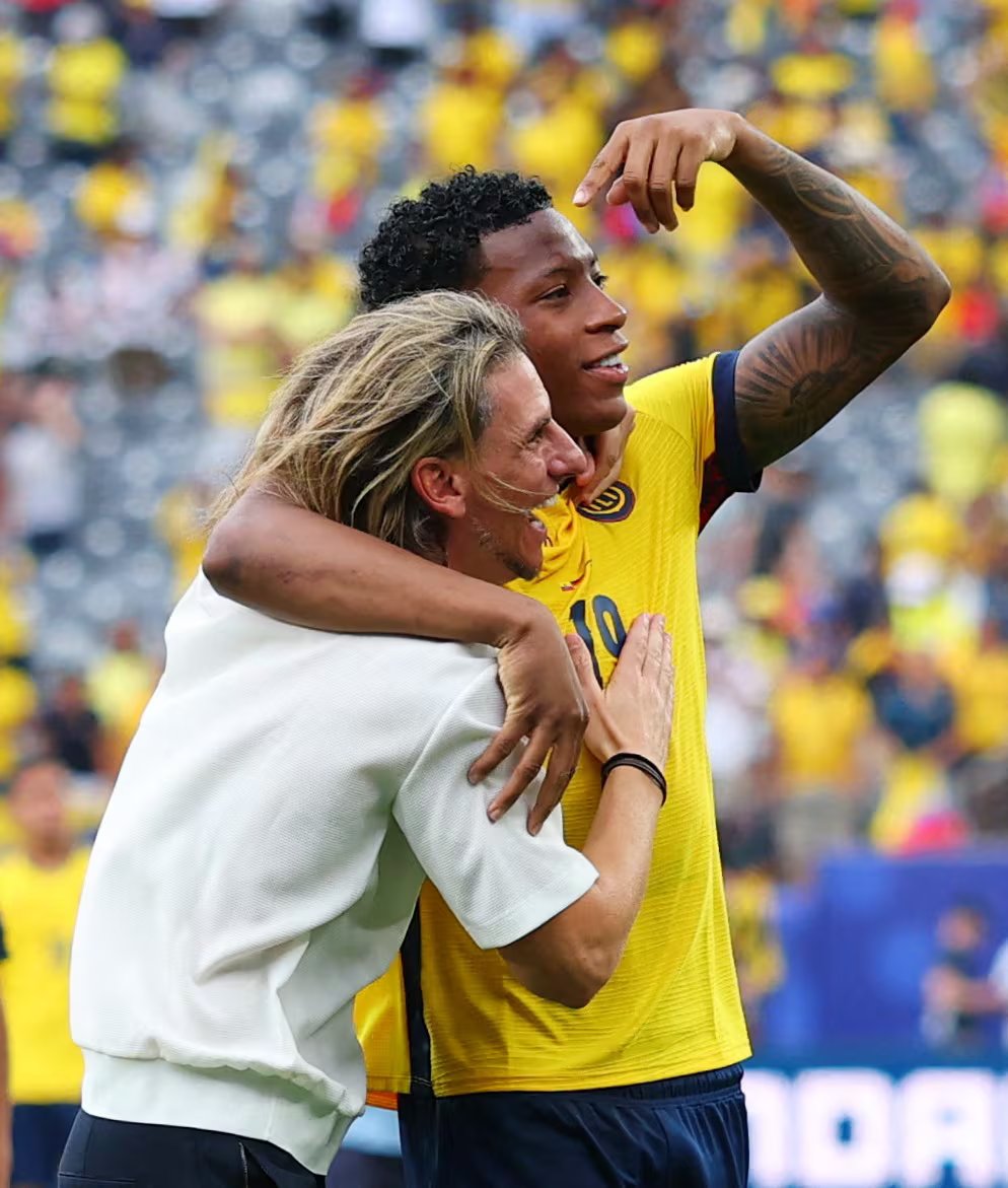 Soccer Football - FIFA World Cup 2026 - Group E - Ecuador v Germany - New York/New Jersey Stadium, East Rutherford, New Jersey, U.S. - June 25, 2026 Ecuador coach Sebastian Beccacece and Gonzalo Plata celebrate after the match REUTERS/Mike Segar