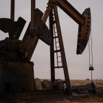 Petróleo cae de los $80 por barril; mercados miran a EE.UU. e Irán
