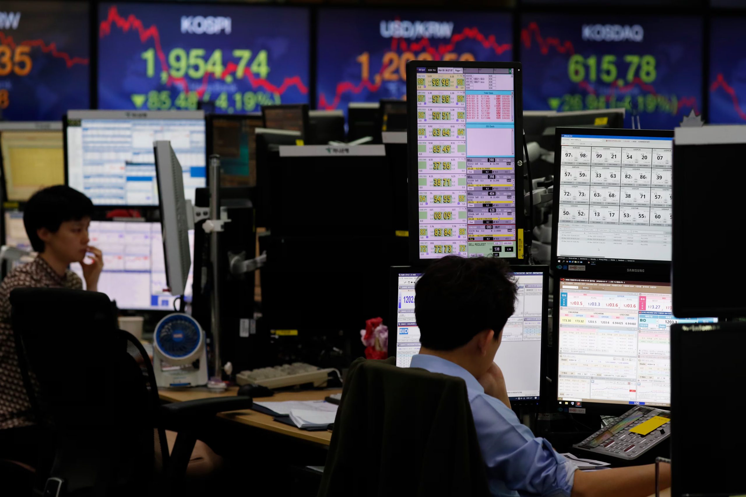 En Asia, el Hang Seng de Hong Kong cayó, mientras Shanghái, Australia, Taiwán e India registraron avances en sus índices bursátiles. (EFE/ARCHIVO)