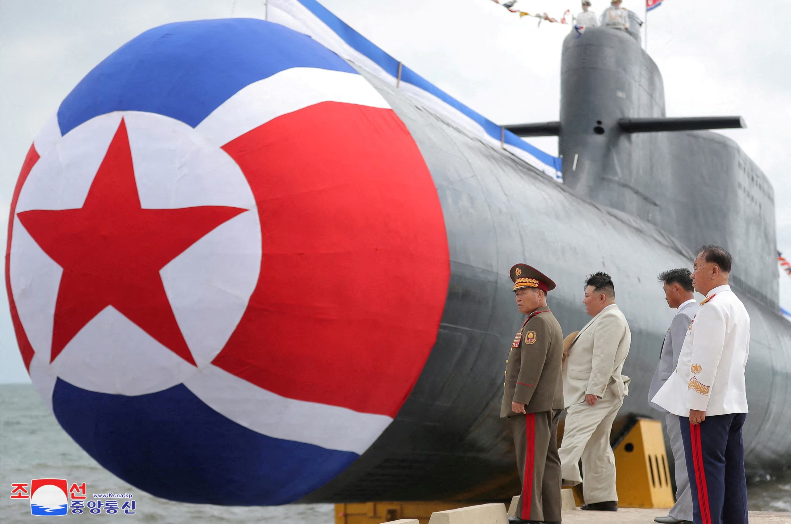 Kim Jong-un asiste a lo que, según informan los medios estatales, fue la ceremonia de botadura de un nuevo submarino nuclear táctico de ataque en Corea del Norte (REUTERS/Foto de archivo)
