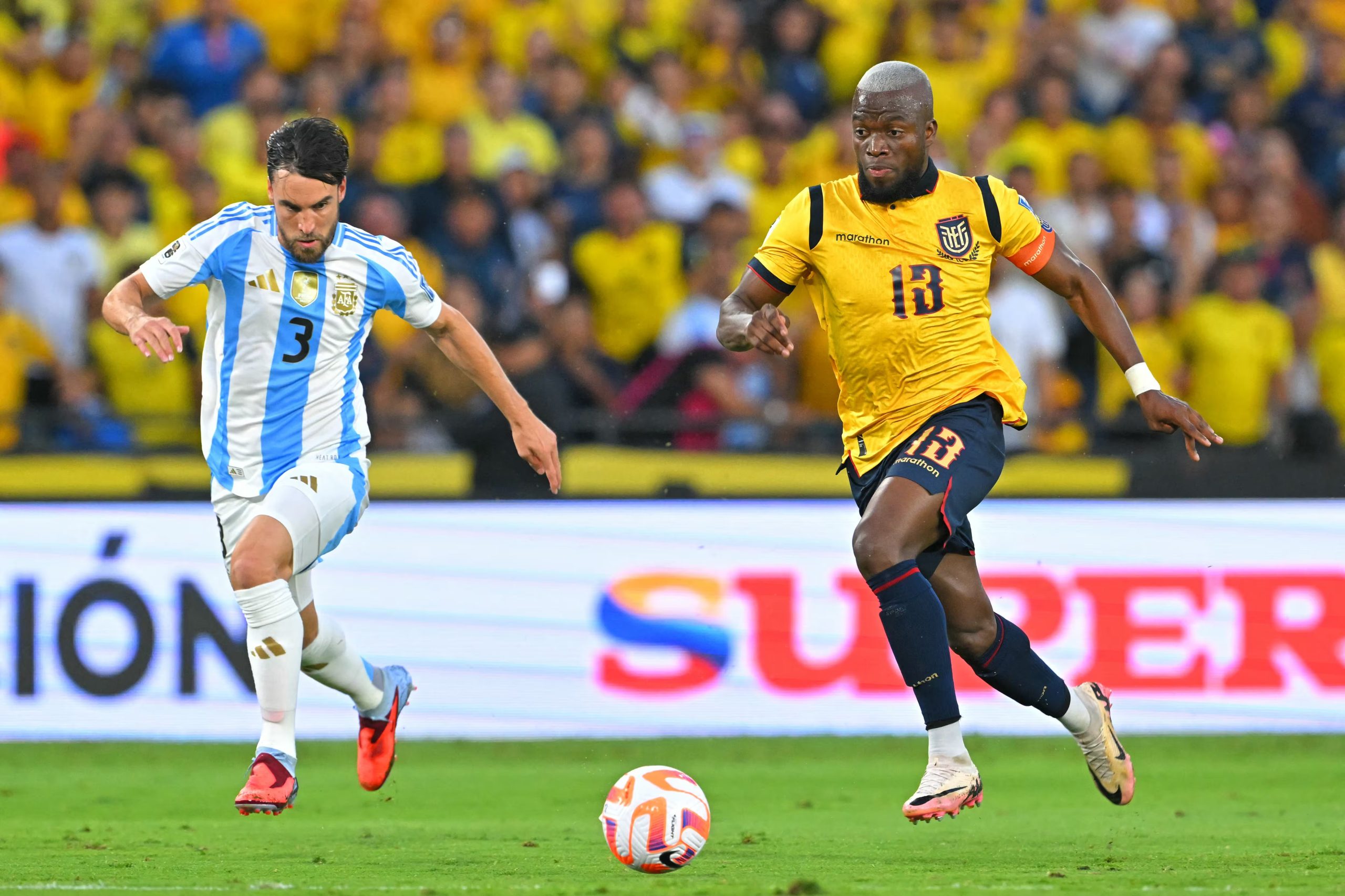 Tras establecer una nueva marca con la camiseta nacional, el defensor destacó el reto de sostener la corona obtenida en Qatar 2022 (Photo by Rodrigo BUENDIA / AFP)