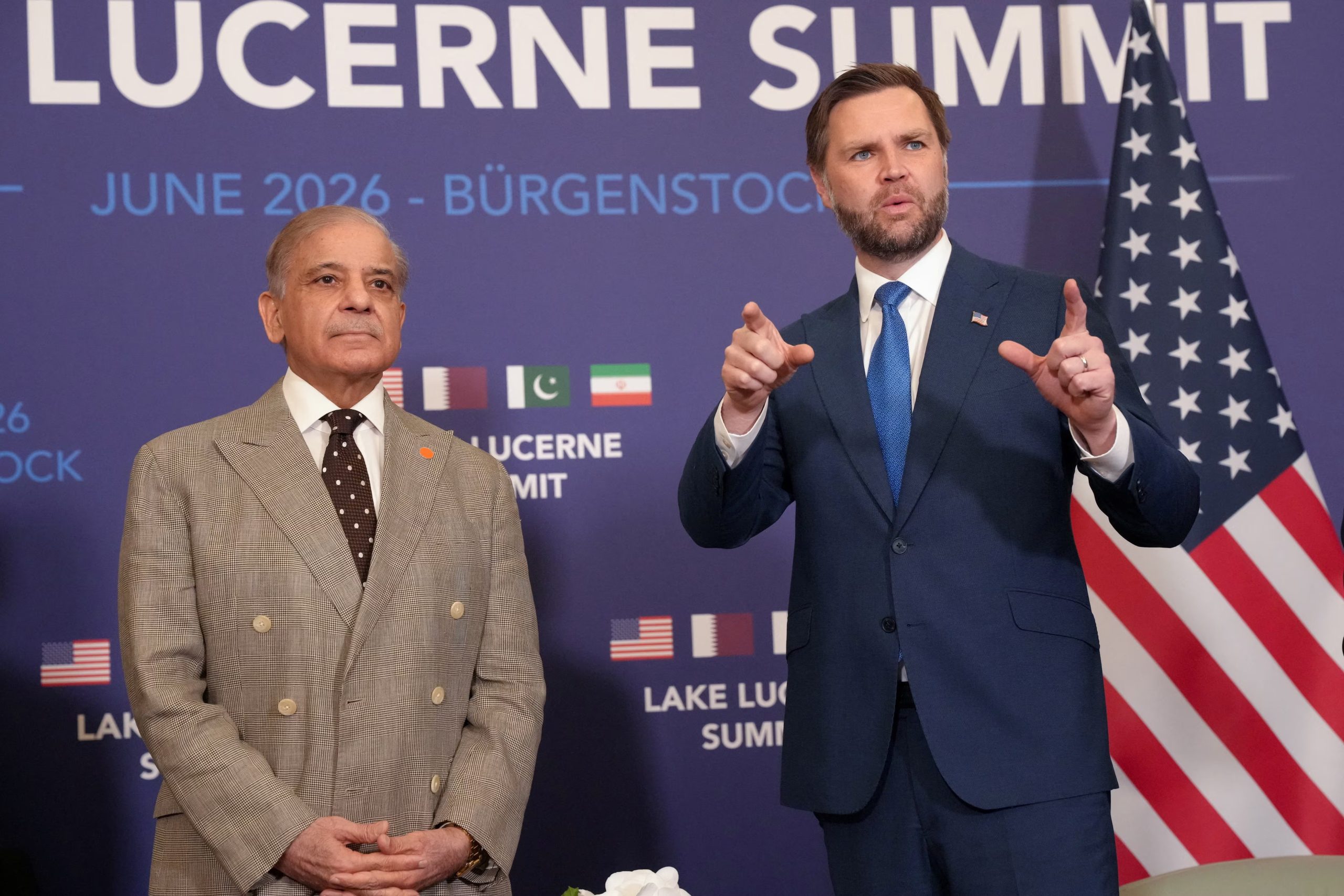 El vicepresidente de EE. UU., JD Vance, se reúne con el primer ministro de Pakistán, Shehbaz Sharif, para mantener conversaciones de alto nivel destinadas a impulsar un acuerdo que ponga fin al conflicto en el Medio Oriente, en el Buergenstock Resort del lago de Lucerna, cerca de Stansstad, Suiza. (REUTERS/Nathan Howard)