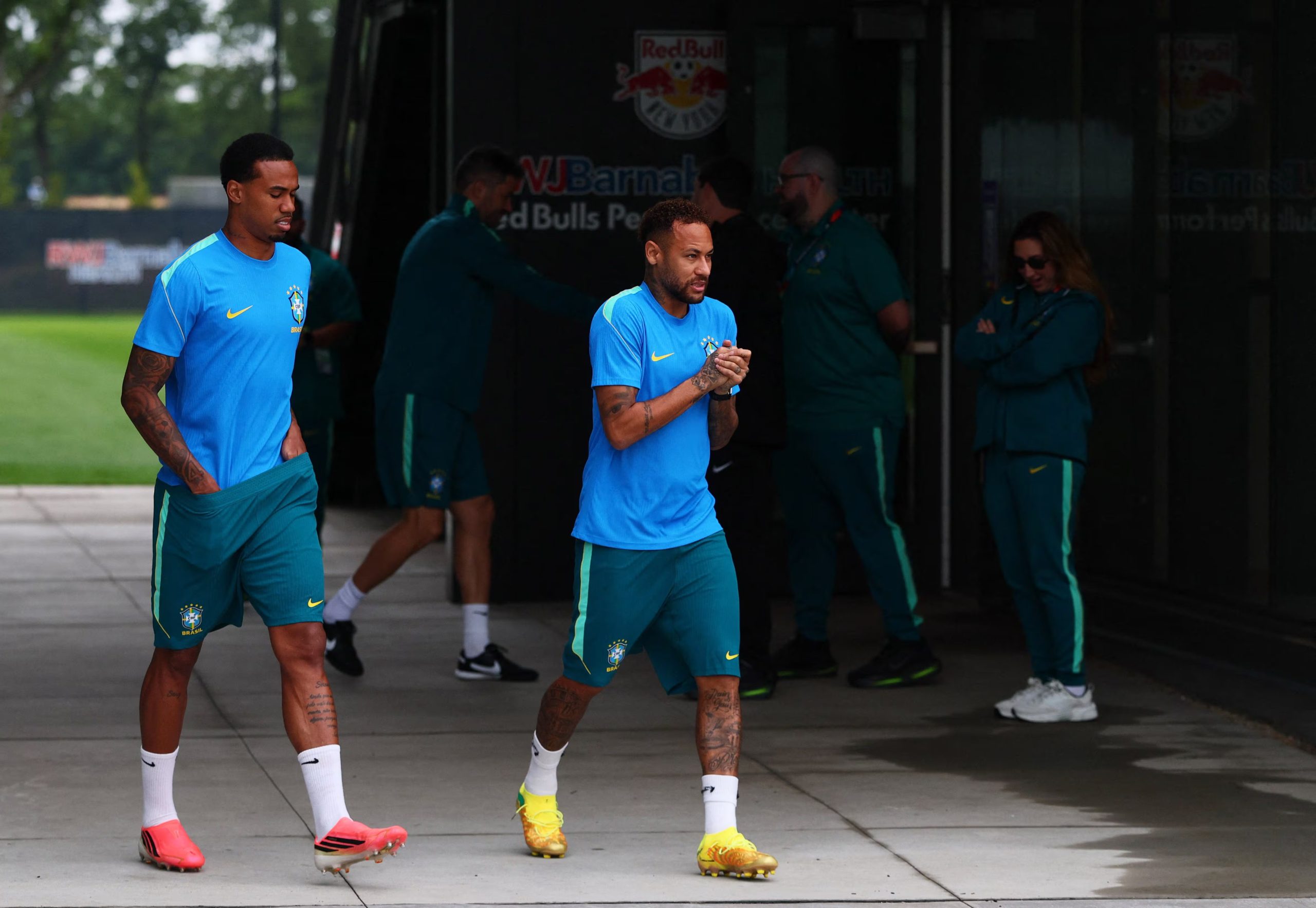 Casemiro y otros compañeros aplaudieron a Neymar tras una entrada en el rondo durante la sesión en Nueva Jersey (Reuters/Vincent Carchietta)