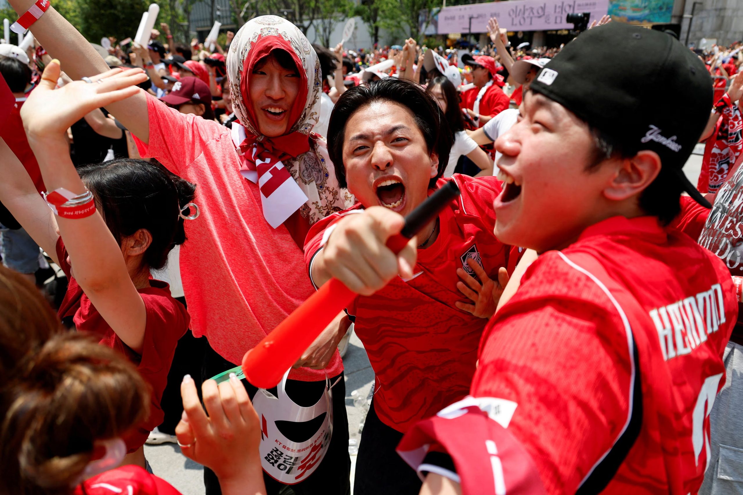Cientos de aficionados surcoreanos llegaron a Guadalajara, probaron tequila, aprendieron español, visitaron mercados y usaron playeras de México con banderas de Corea (REUTERS/Kim Soo-hyeon)