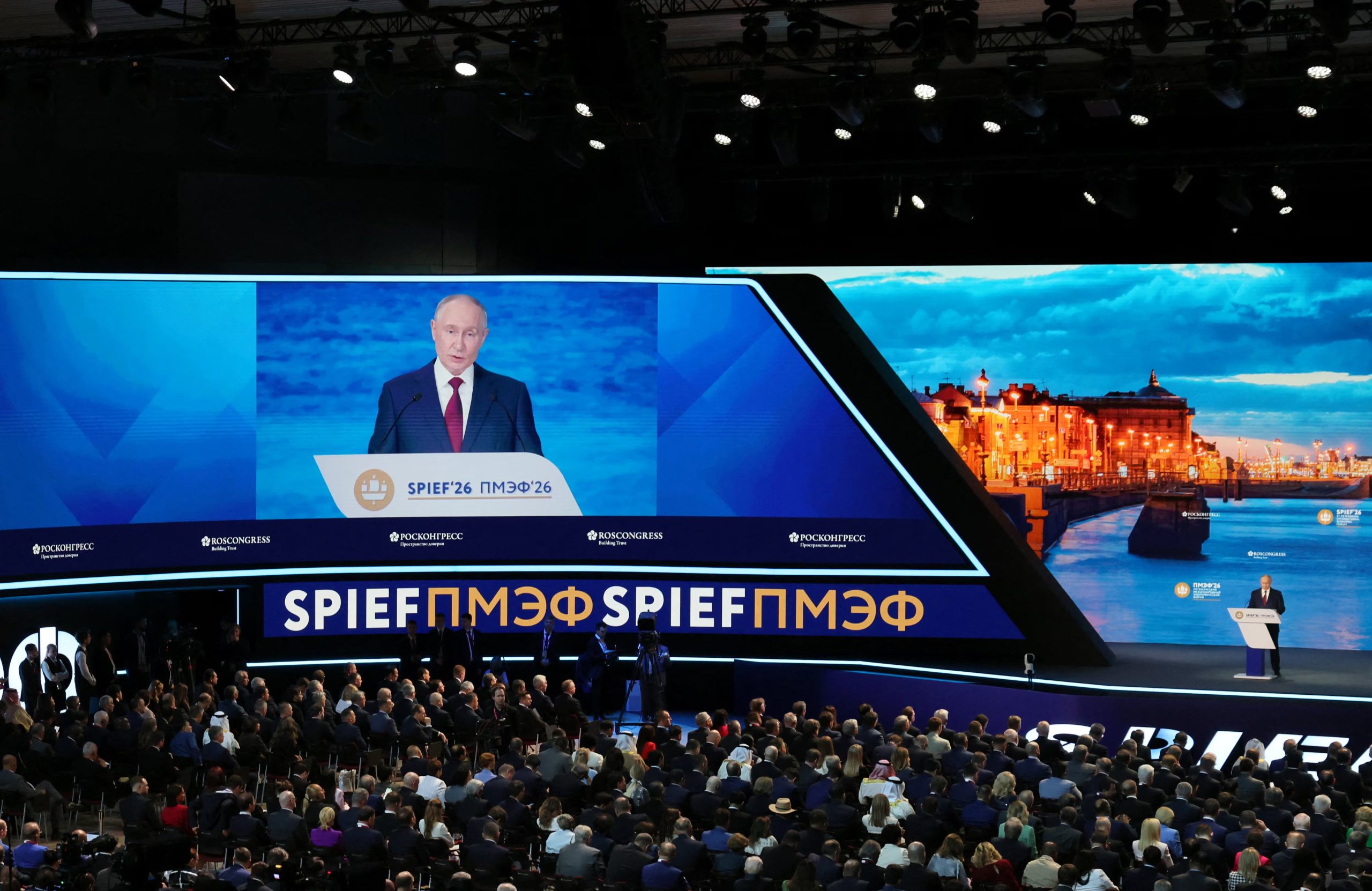 Los asistentes al Foro Económico Internacional de San Petersburgo escuchan a Putin (REUTERS/Anastasia Barashkova)