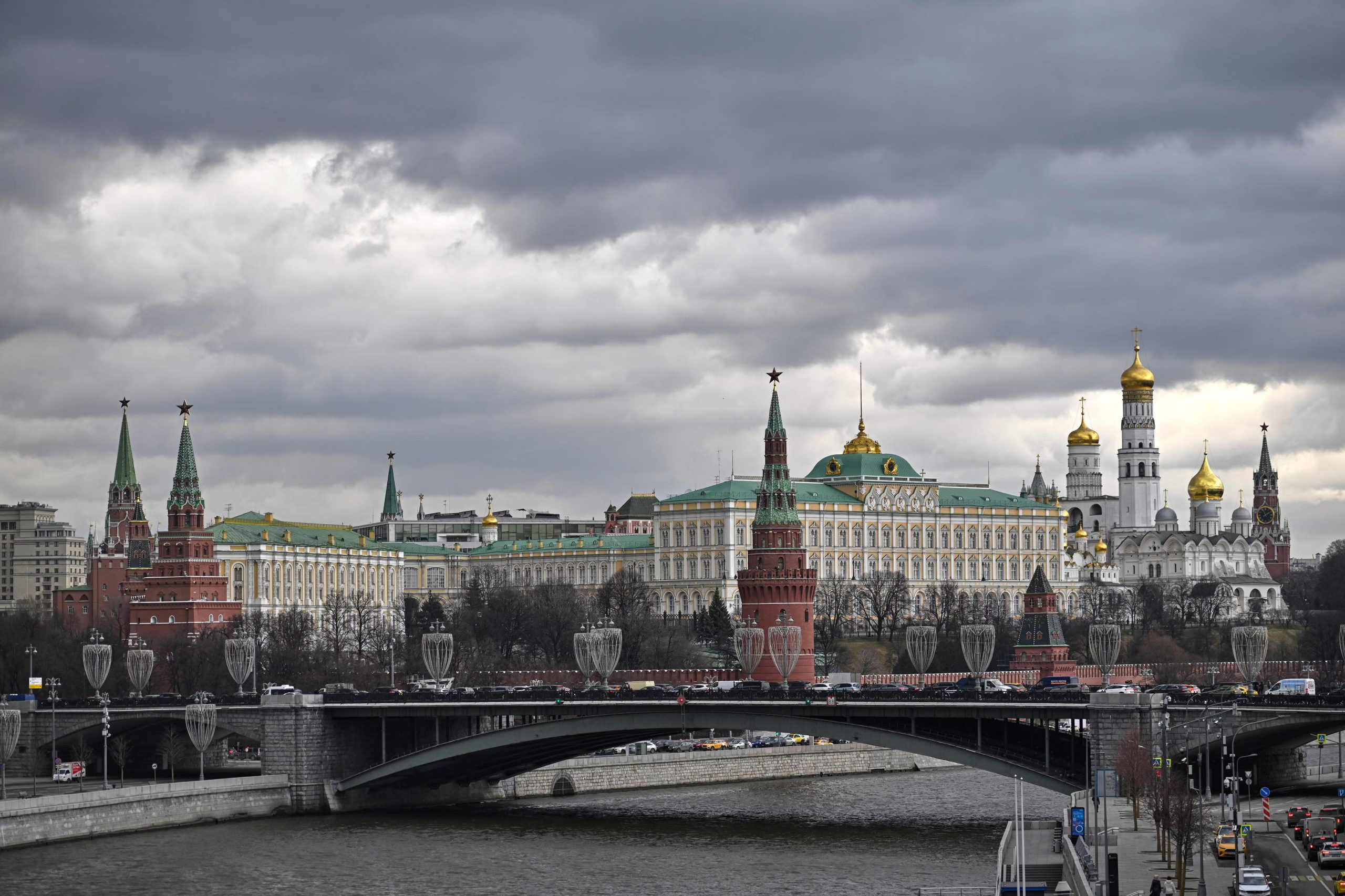 El Kremlin y el Gran Palacio del Kremlin, centro, derecha, en la ribera del río Moscú, en esa ciudad de Rusia (AP Foto/Dmitry Serebryakov/Archivo)