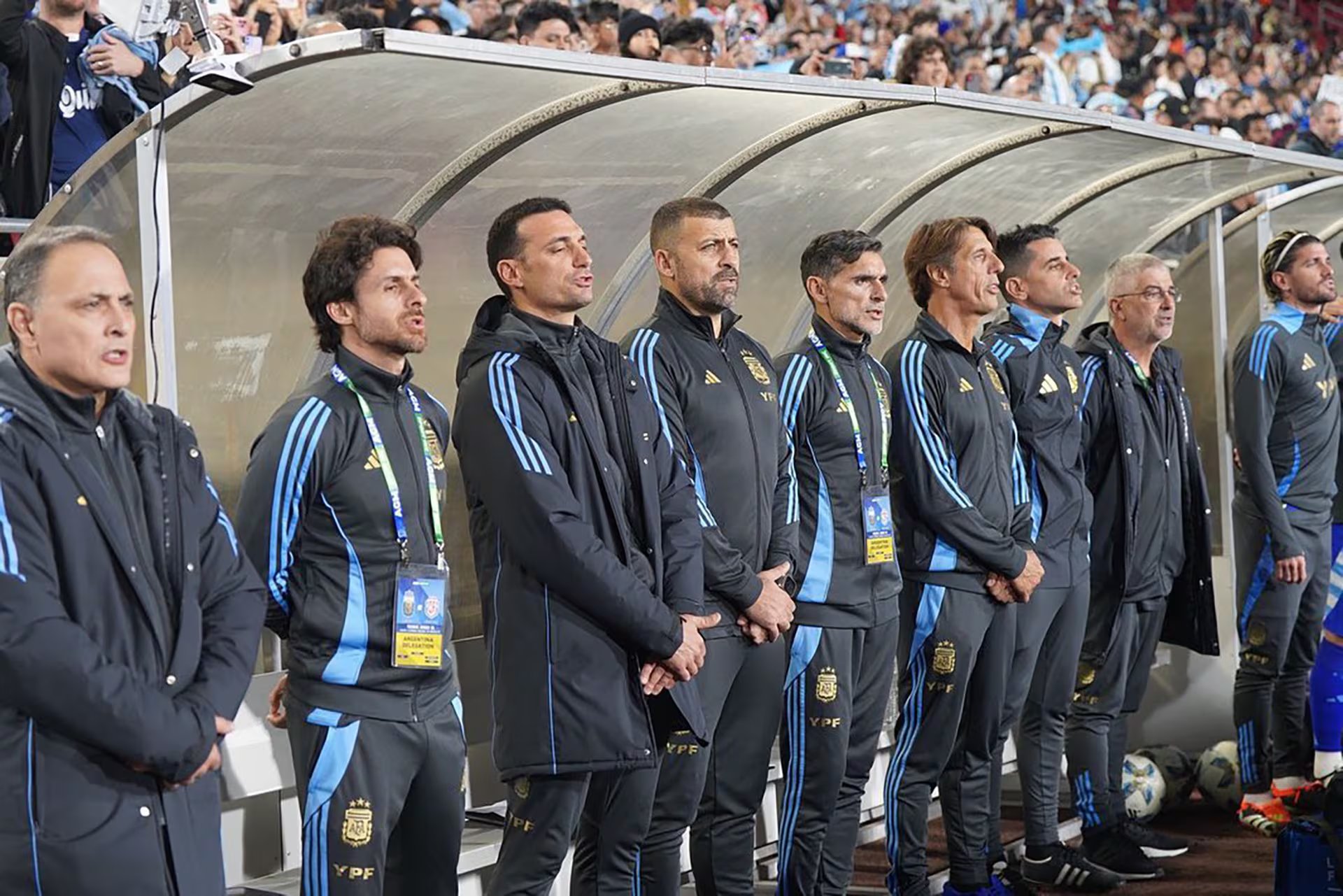El médico Daniel Martínez y otros miembros del cuerpo técnico de la selección argentina