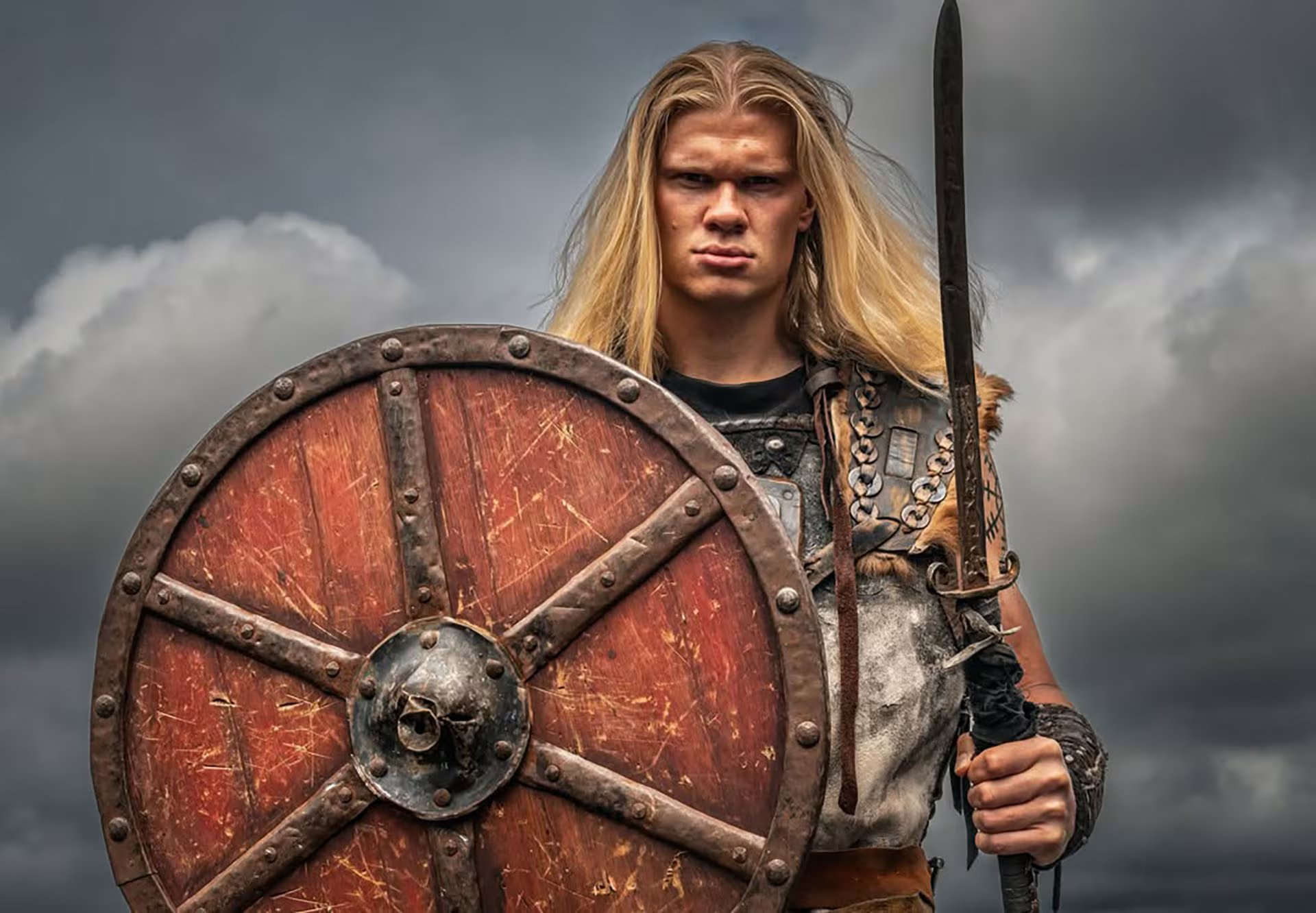 Erling Haaland posa como un guerrero vikingo en una sesión fotográfica especial antes del Mundial, luciendo cabello largo, escudo y espada