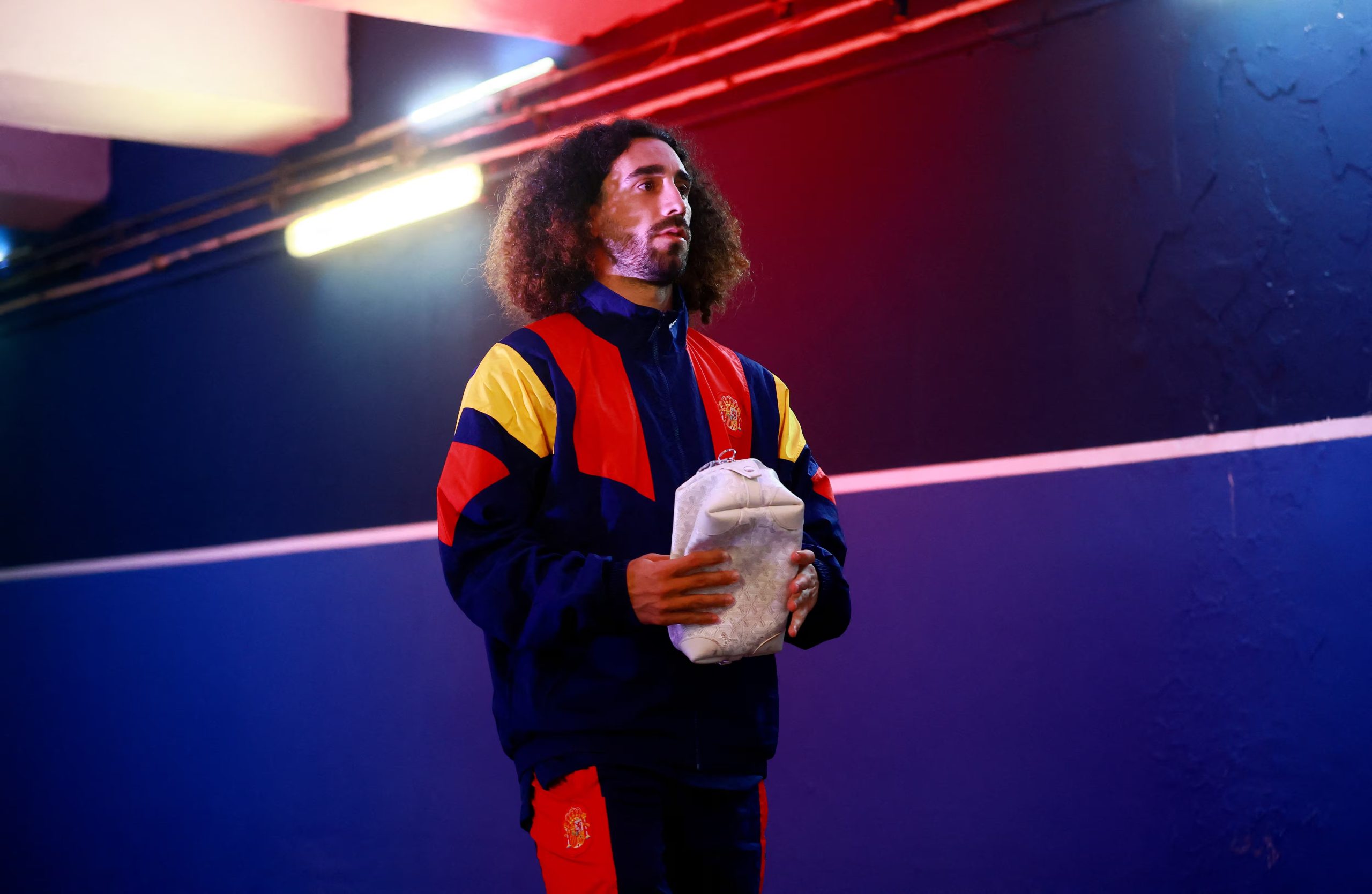 Marc Cucurella con el chándal de la selección. (Reuters)