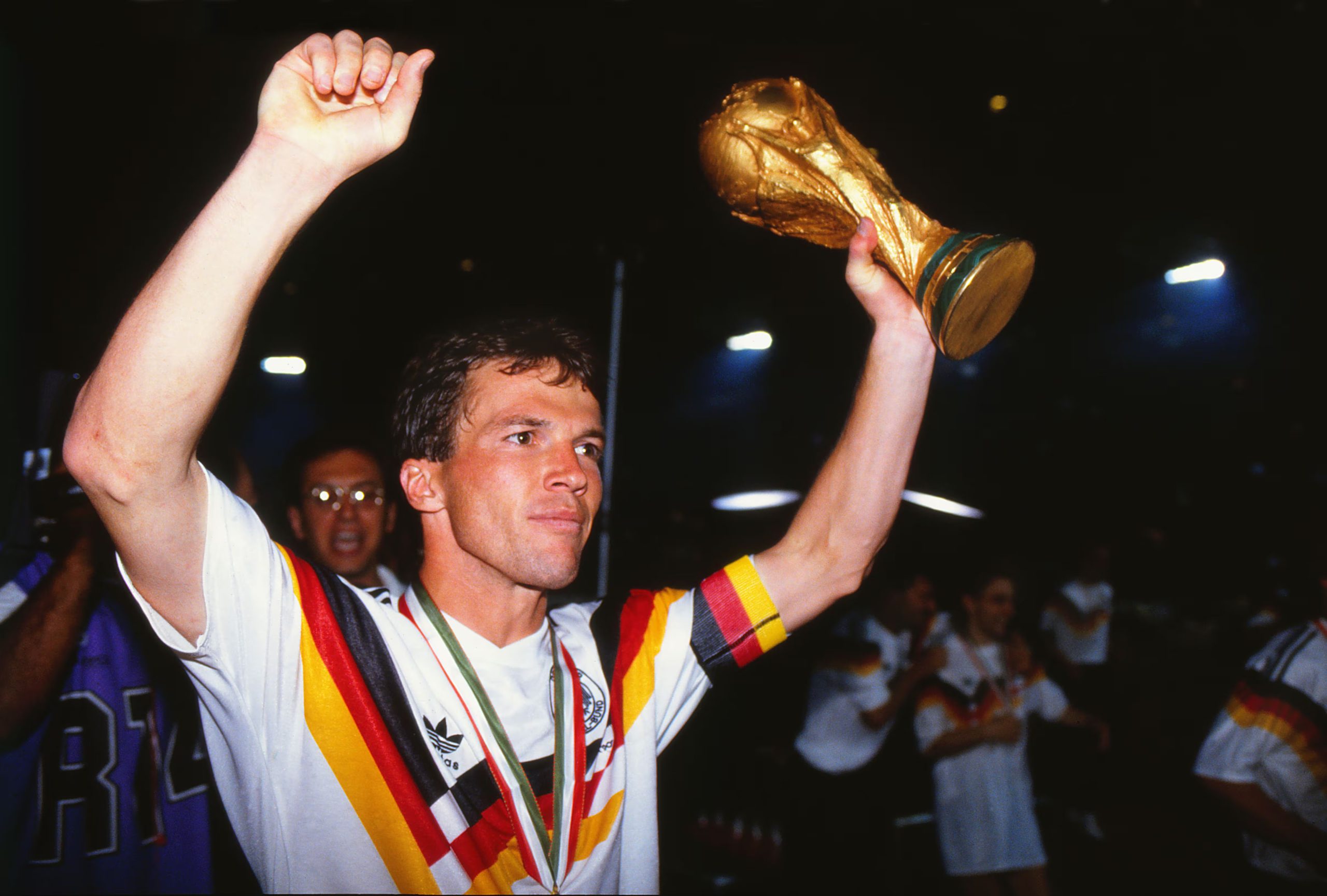 Lothar Matthaus con la Copa del Mundo conseguida en Italia 1990 (Colorsport/Shutterstock)