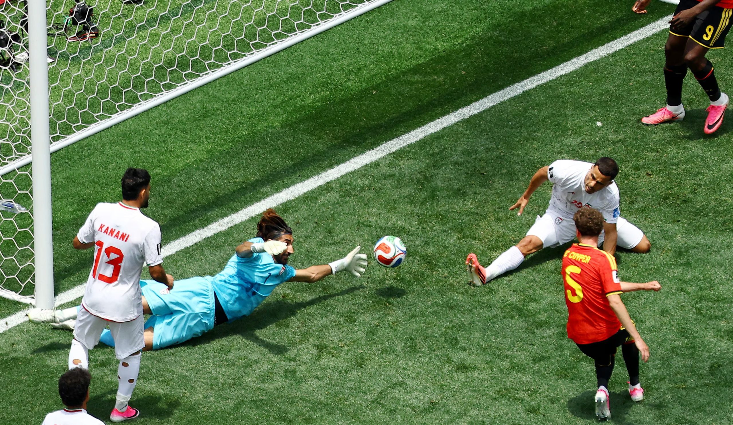 Irán empató sin goles ante Bélgica en el SoFi Stadium, con Beiranvand como figura, y quedó con vida para la última fecha del Grupo G frente a Egipto (REUTERS/Lisi Niesner)