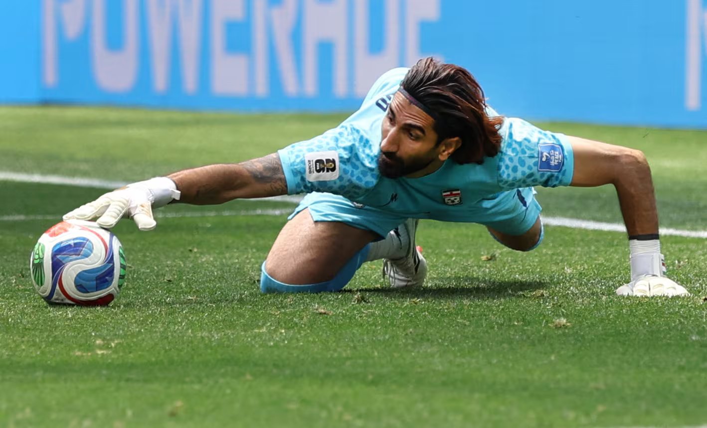 Beiranvand ostenta el récord Guinness al saque de manos más largo del fútbol, con 61,026 metros, habilidad que desarrolló de niño lanzando piedras en Luristán (Reuters/Jessie Alcheh)