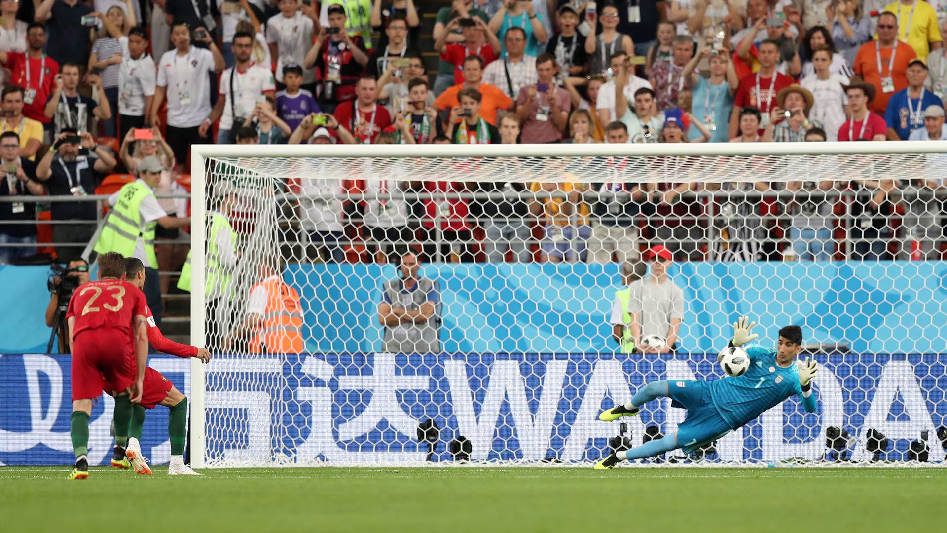 El día que Beriranvand le atajó un penal a Ronaldo. Aquel partido terminó 1-1 (REUTERS/Ricardo Moraes)