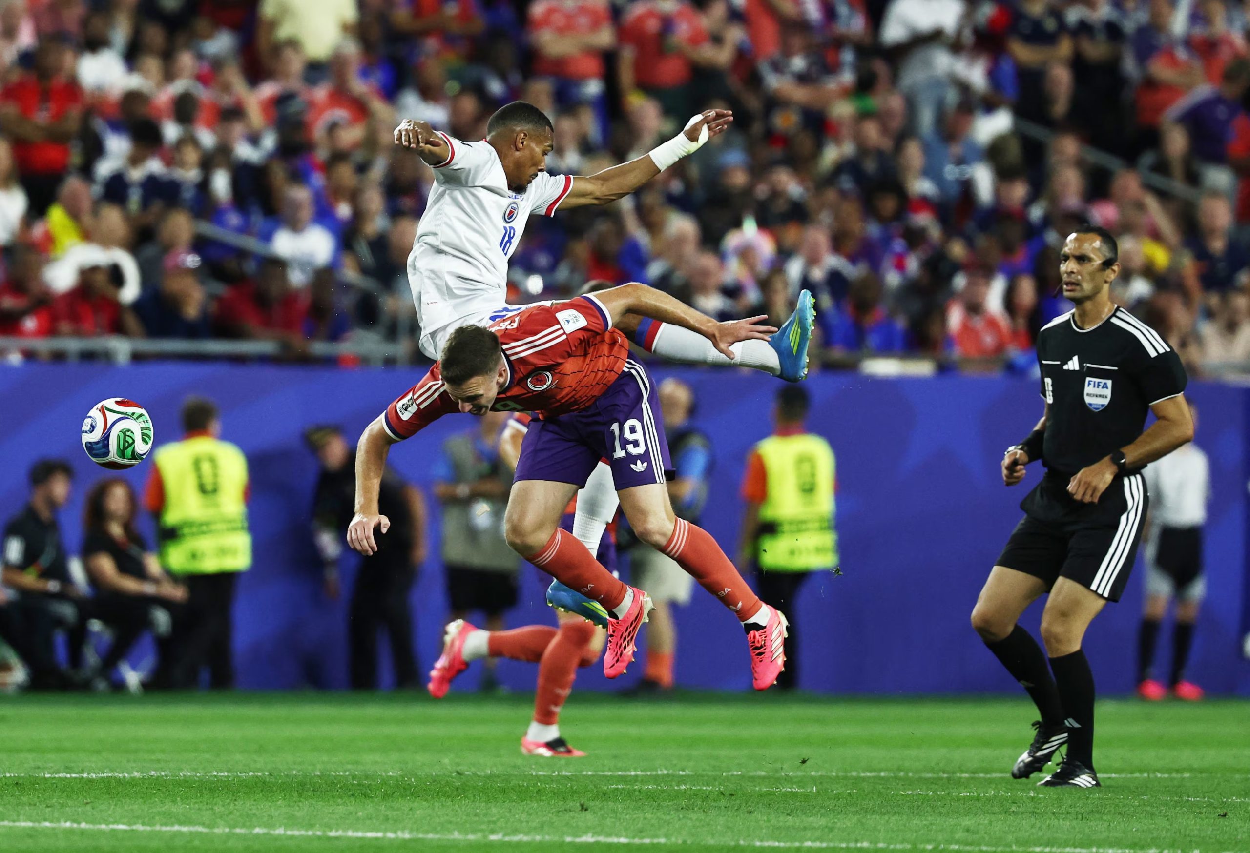 Los jugadores de Haití Wilson Isidor y el escocés Lewis Ferguson, en el estadio de Bosto. / Reuters - Winslow Townson