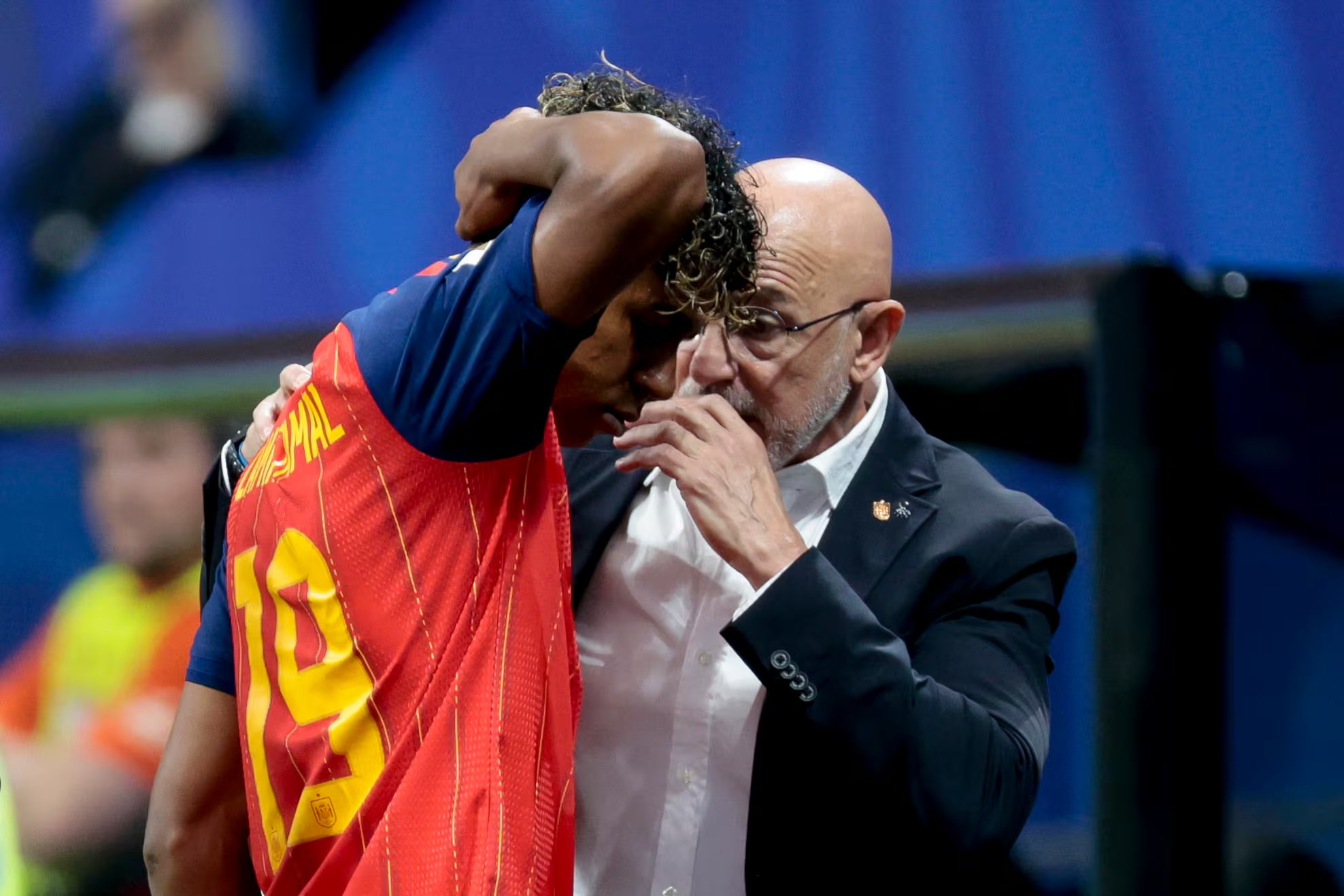 El seleccionador de España, Luis de la Fuente (d), da instrucciones al delantero Lamine Yamal durante el partido del grupo H del Mundial 2026 entre España y Cabo Verde, este lunes en el Estadio Atlanta. (EFE/Lavandeira Jr)