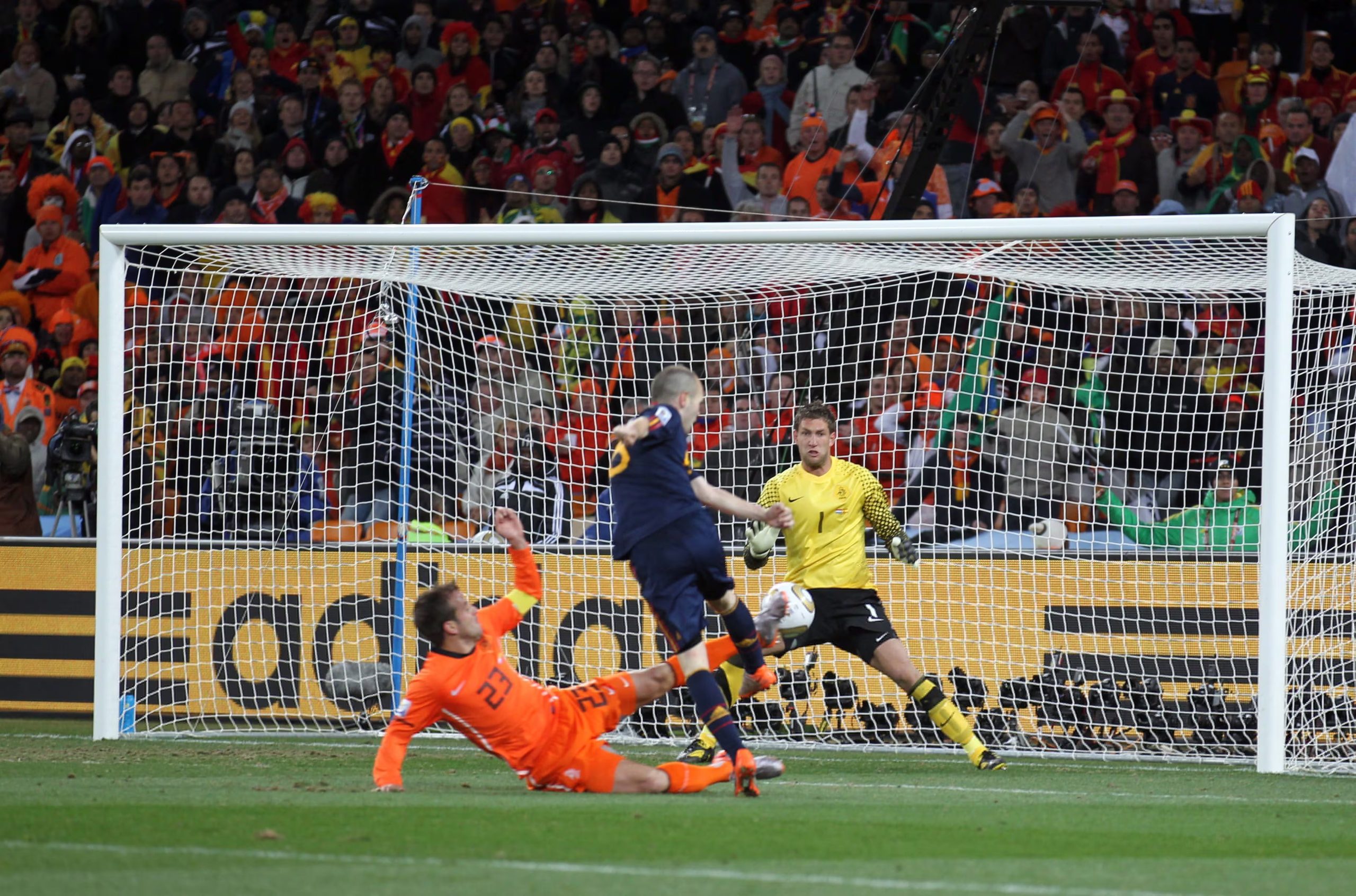 Andrés Iniesta, en el momento de marcar el gol que consiguío durante el partido de la final del Mundial de 2010 frente a Países Bajos. (EFE/Cézaro de Luca)