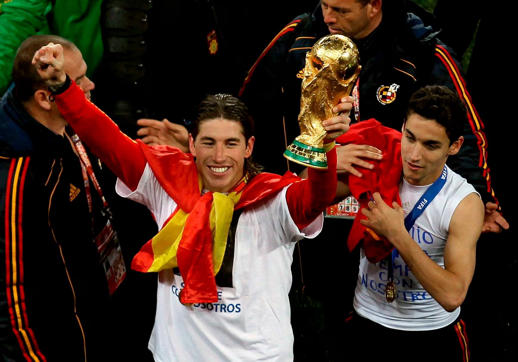 Sergio Ramos y Jesús Navas levantan la Copa del Mundo. (EFE/Antonio Lacerda)