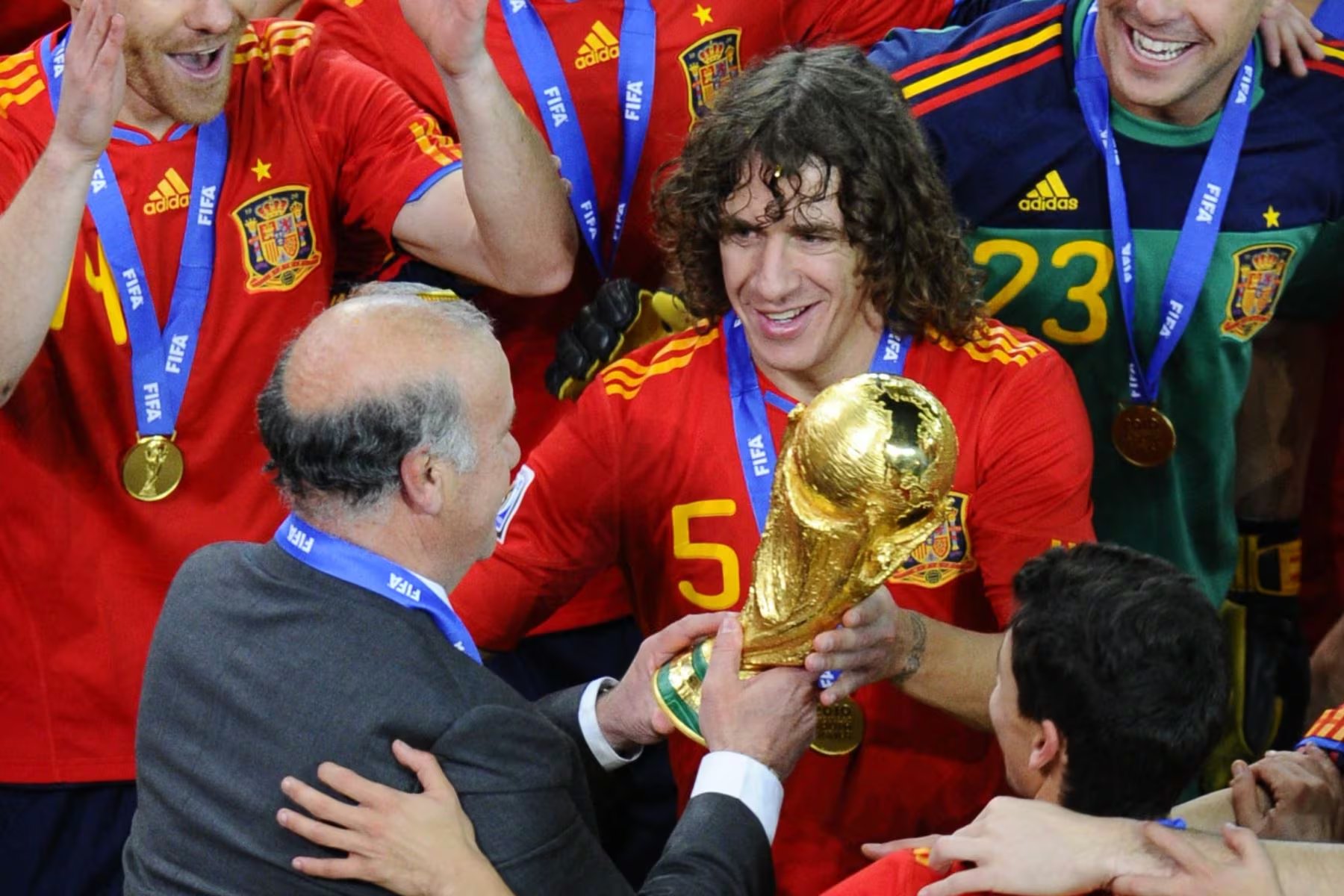 Del Bosque le entrega la Copa del Mundo a Puyol. (AFP)
