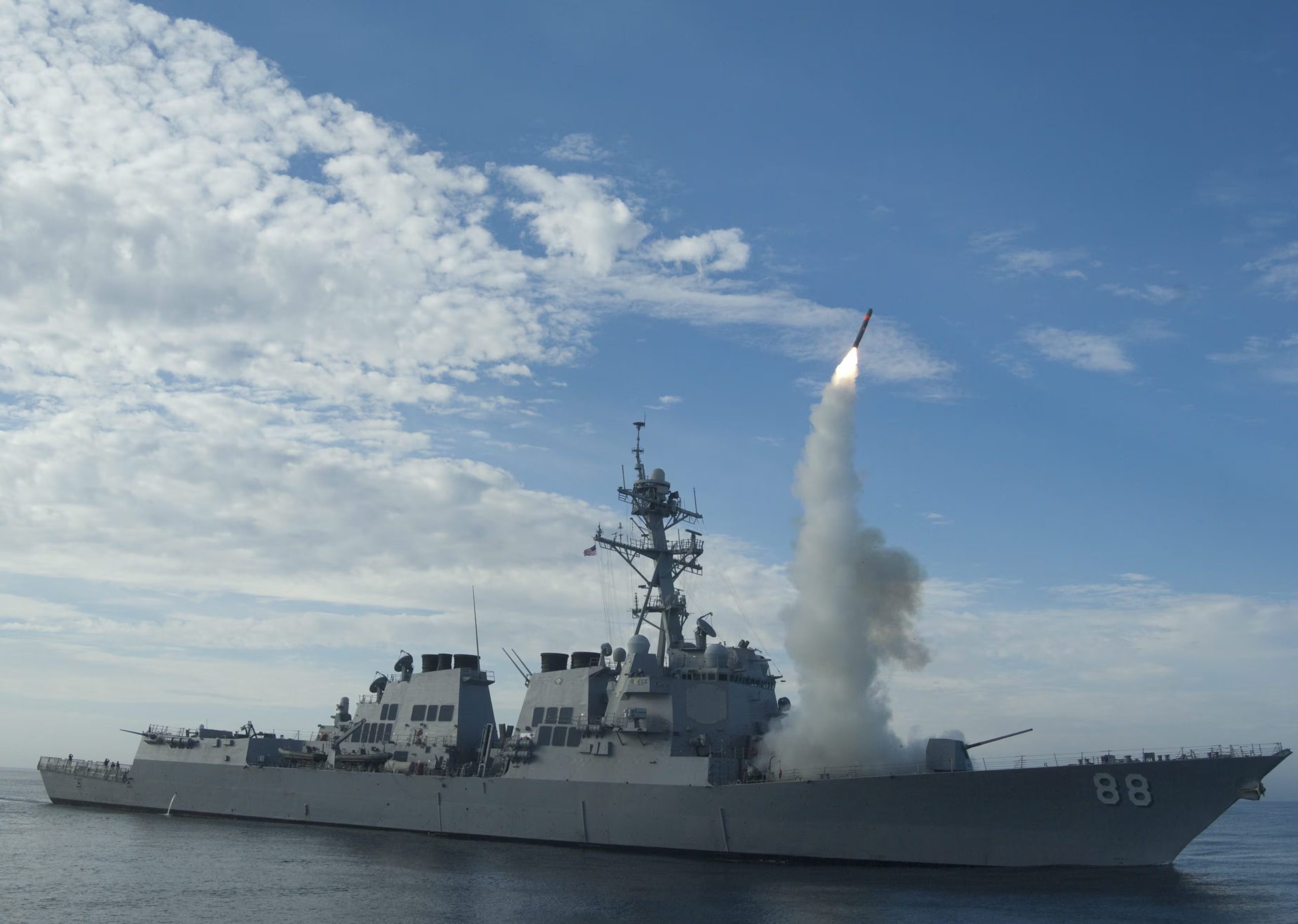 - Fotografía de archivo cedida , por la Marina de los Estados Unidos, en la que se observa al destructor USS Preble (DDG 88) al lanzar un misil de crucero Tomahawk .

