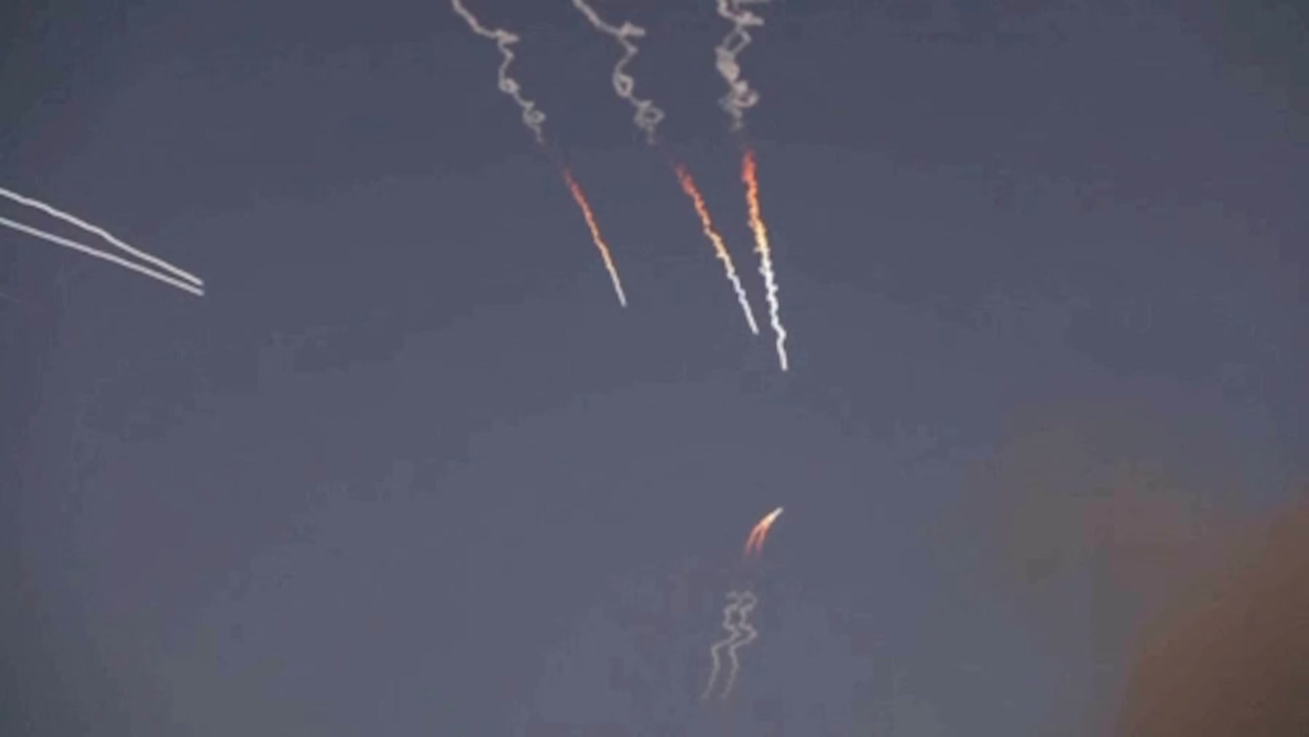 El Cuerpo de la Guardia Revolucionaria Islámica confirmó que su armada y sus fuerzas aéreas ejecutaron operaciones con misiles y drones contra objetivos militares estadounidenses en Kuwait y Bahréin (REUTERS)