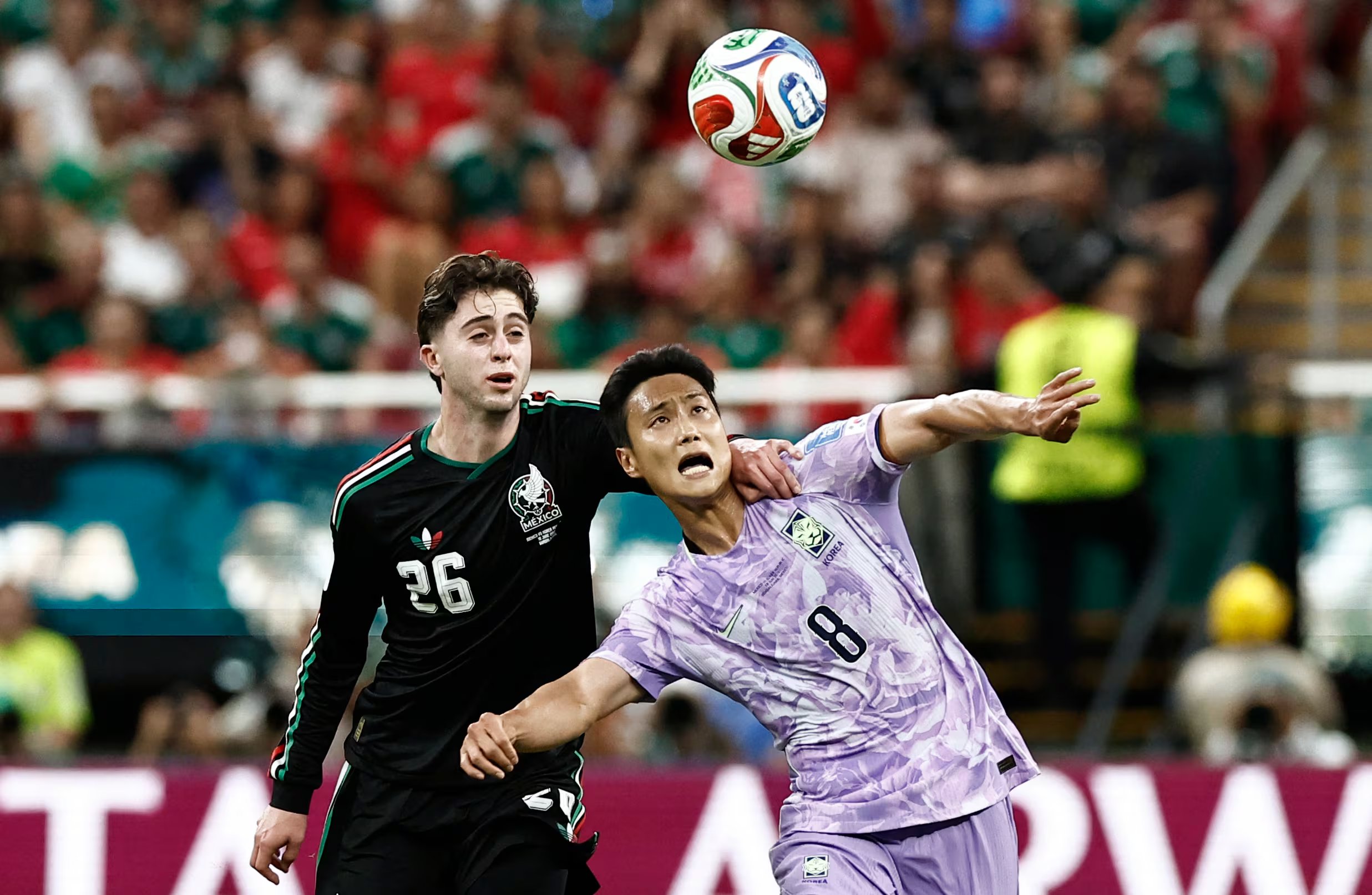 Mexico's midfielder #26 Brian Gutierrez and South Korea's midfielder #08 Paik Seung-ho fight for the ball during the 2026 World Cup Group A football match between Mexico and South Korea at the Guadalajara Stadium in Zapopan on June 18, 2026. (Photo by Ulises RUIZ / AFP)