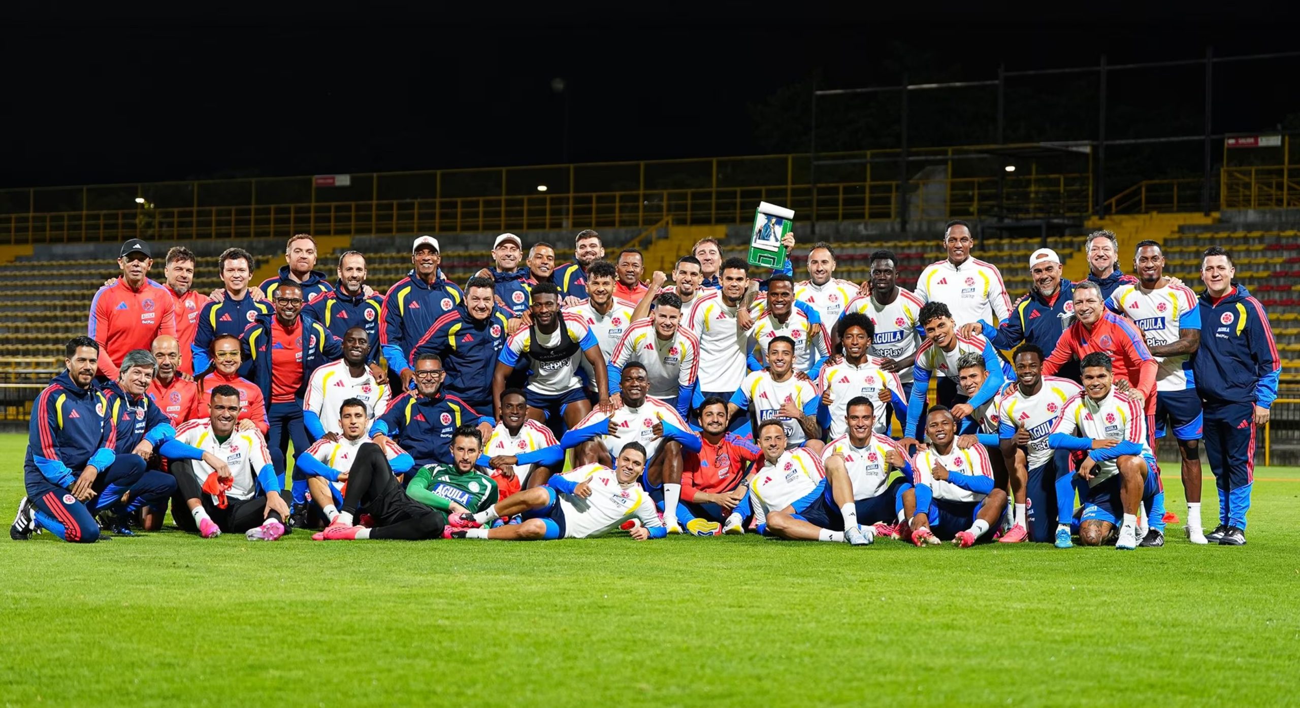Los 26 jugadores convocados acumularán al menos 20 días de entrenamientos, antes del debut en la Copa del Mundo - crédito FCF
