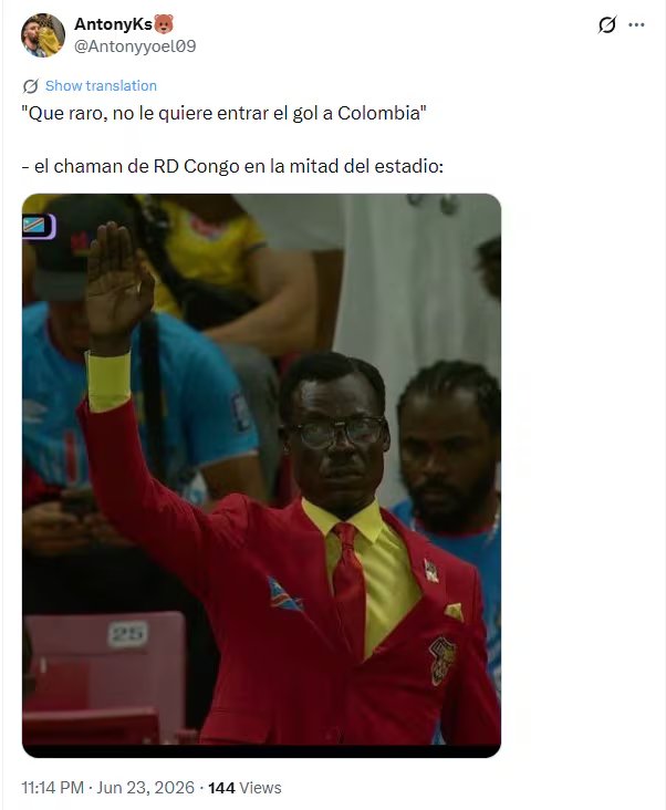 Imagen viral que muestra a un supuesto “ritual” en las gradas, convertido en broma sobre la supuesta influencia en el partido. - crédito X