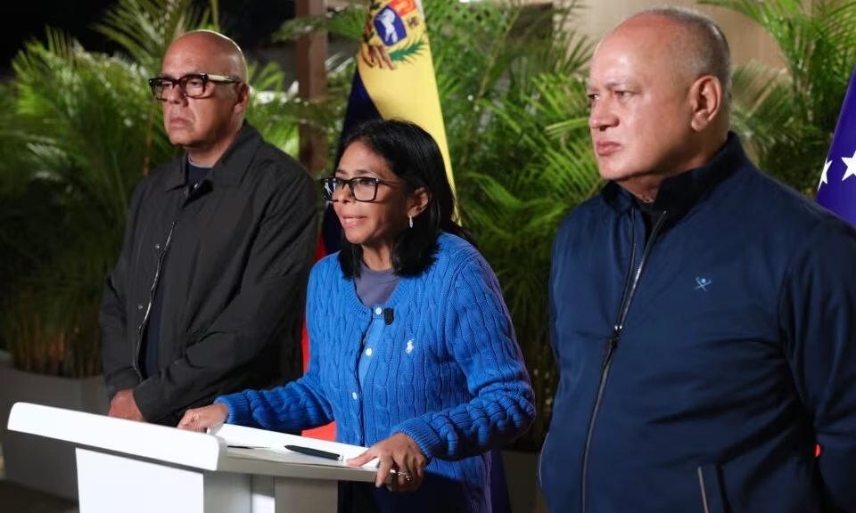 La presidenta encargada Delcy Rodríguez acompañada por su hermano Jorge, jefe del Parlamento, y el ministro de Interior, Diosdado Cabello.