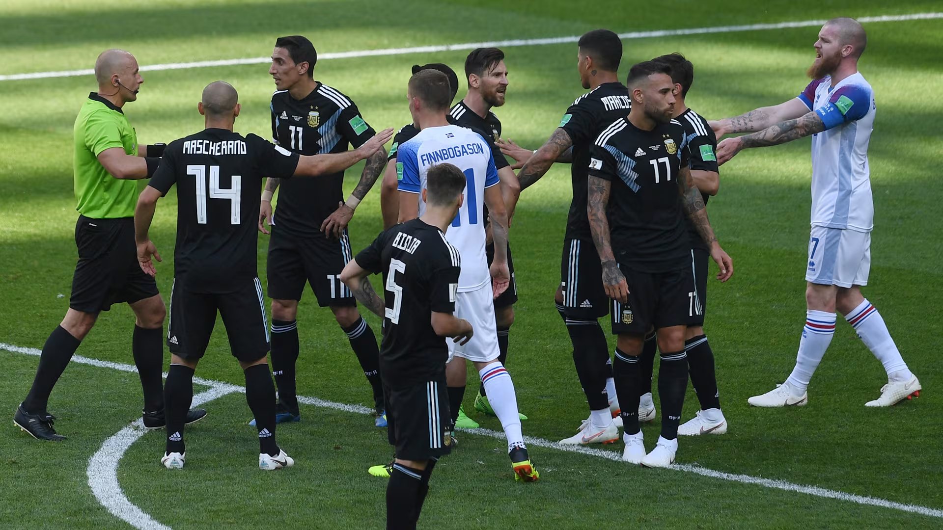 El árbitro polaco condujo Argentina-Islandia en Rusia 2018 (AFP PHOTO)