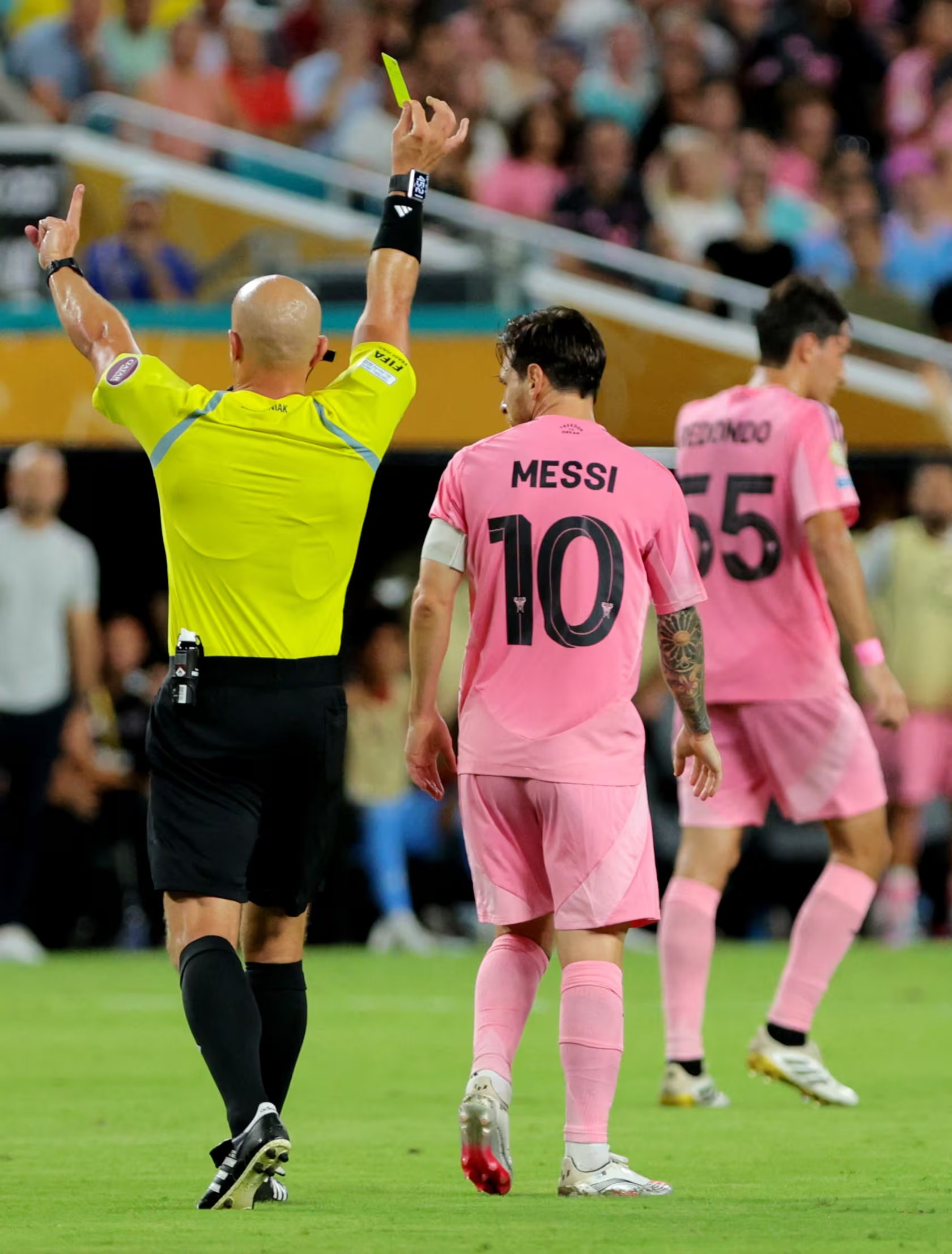 Szymon Marciniak es considerado por muchos como el mejor árbitro del mundo. En la imagen, amonesta a Lionel Messi en el partido entre Inter Miami y Palmeiras por el Mundial de Clubes 2025 (Foto Reuters/Sam Navarro)
