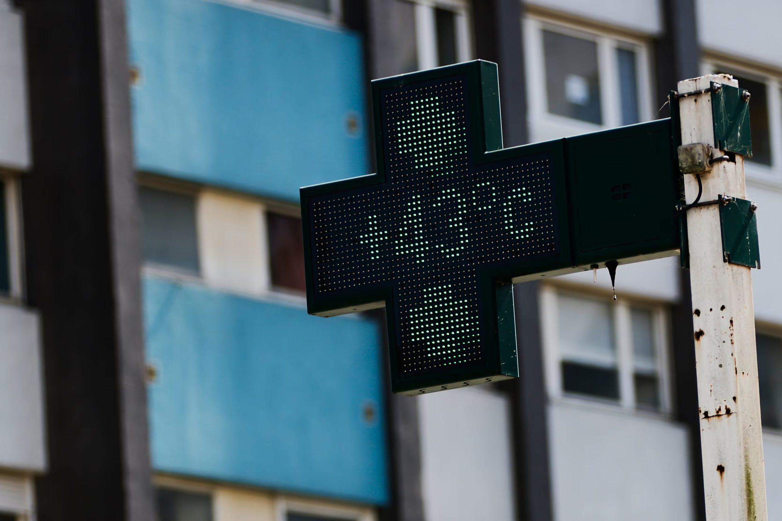Un termómetro marca 43 grados en Rennes (AP Photo/Jeremias Gonzalez)
