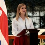 Evacúan a presidenta de Costa Rica tras presunta explosión en zona minera