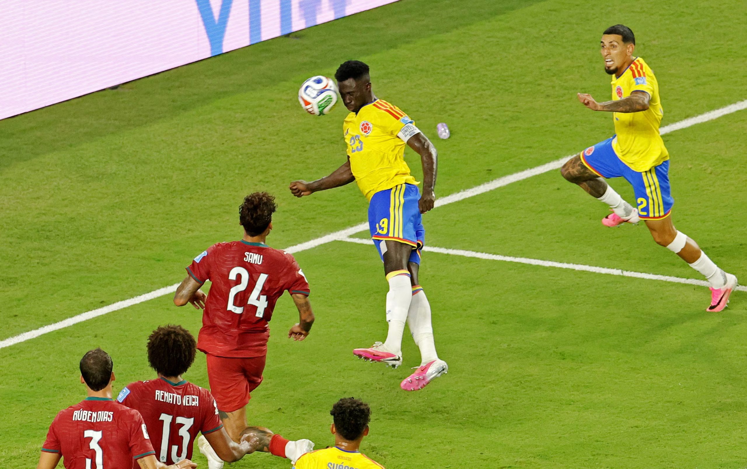 Lineker, Richards y Shearer señalaron que Colombia representa un rival de riesgo en las rondas de eliminación y elogiaron la defensa de Dávinson Sánchez, coincidiendo en que el fuera de lugar pitado por el VAR fue dudoso - crédito Amanda Perobelli/REUTERS