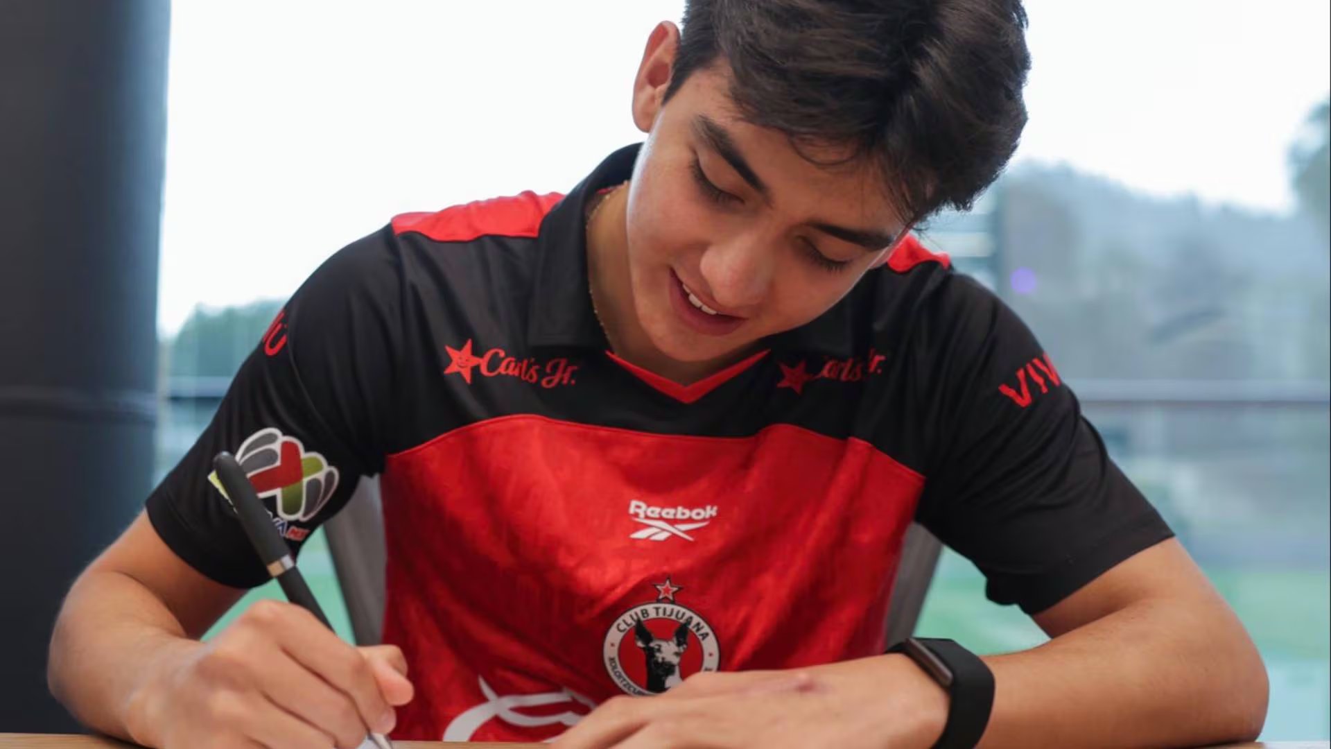 El jugador de 17 años continuará su formación en nuestro país al renovar contrato con el Club Tijuana (TW Xolos)