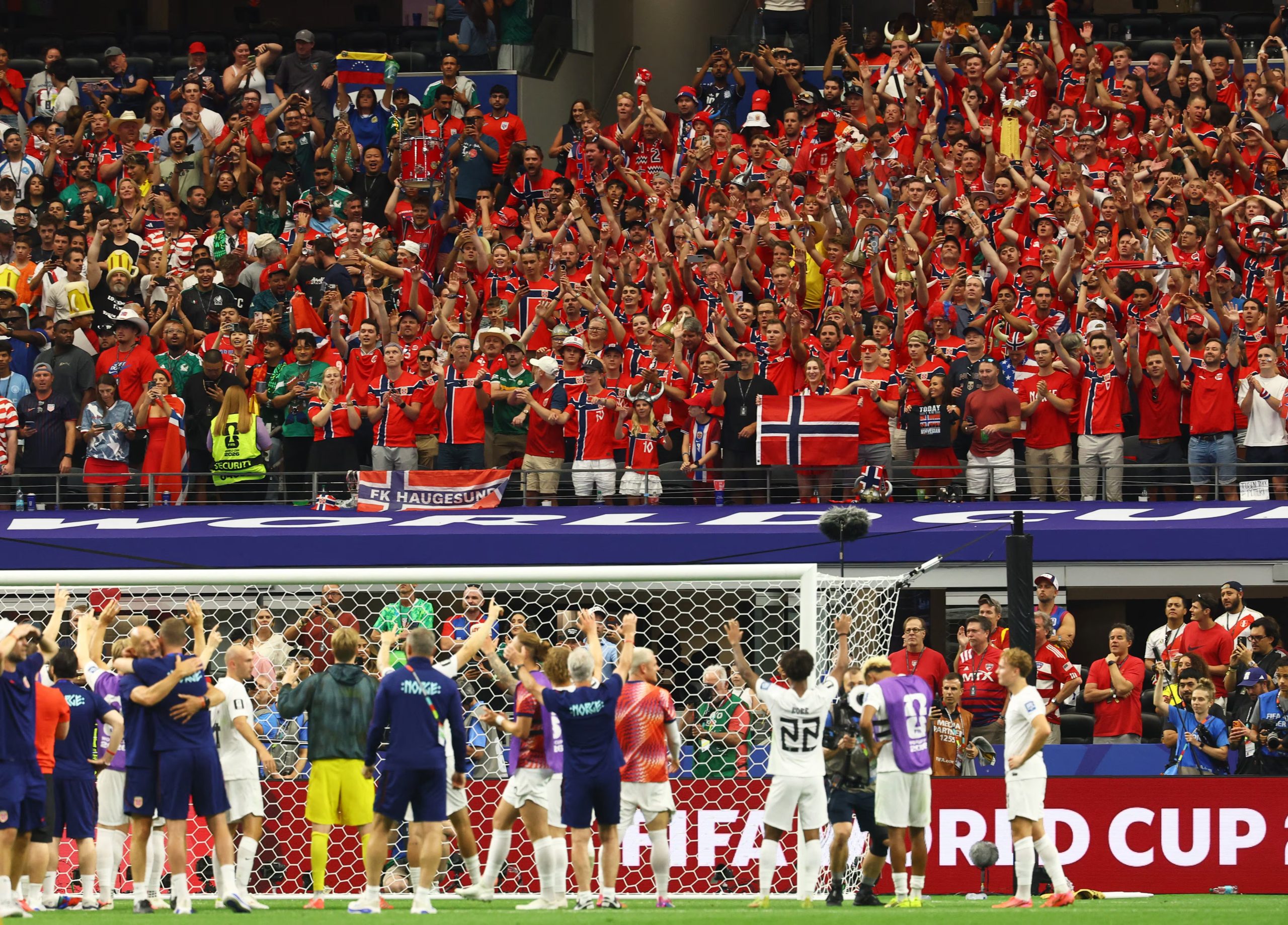 Los jugadores de Noruega celebrando la clasificación (REUTERS/Kai Pfaffenbach)