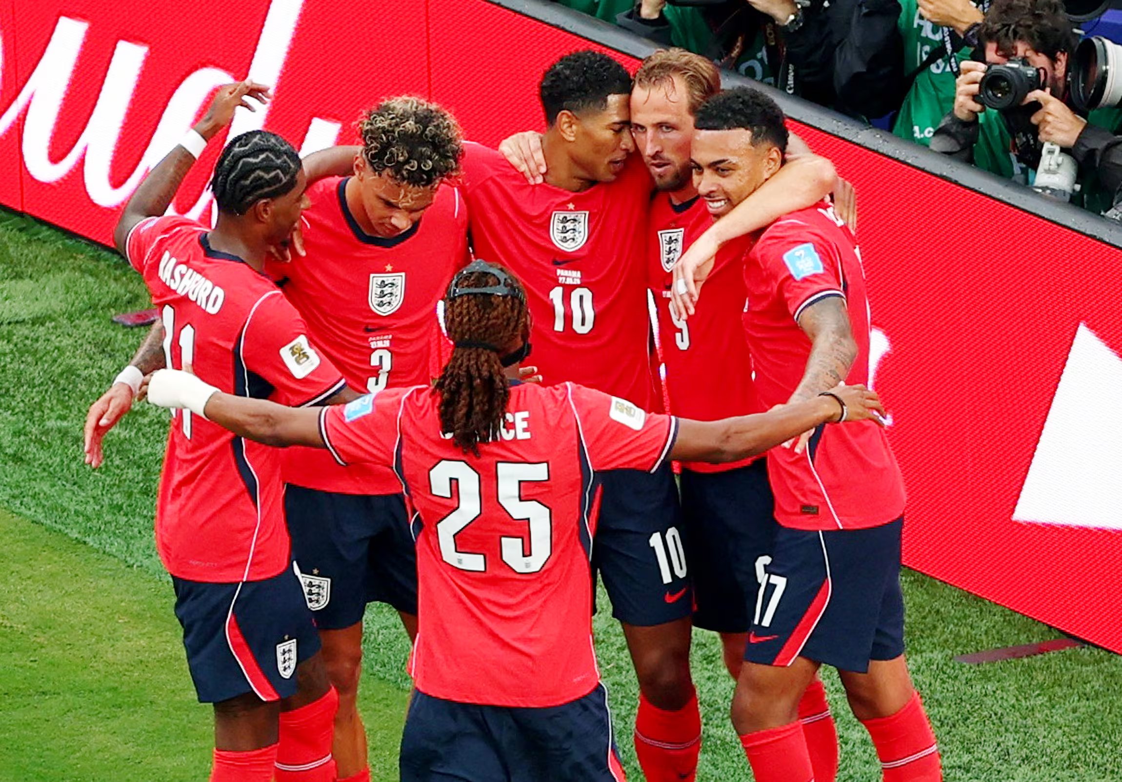 Los jugadores de la selección de Inglaterra celebrando un gol ante Panamá (REUTERS/Mike Segar)