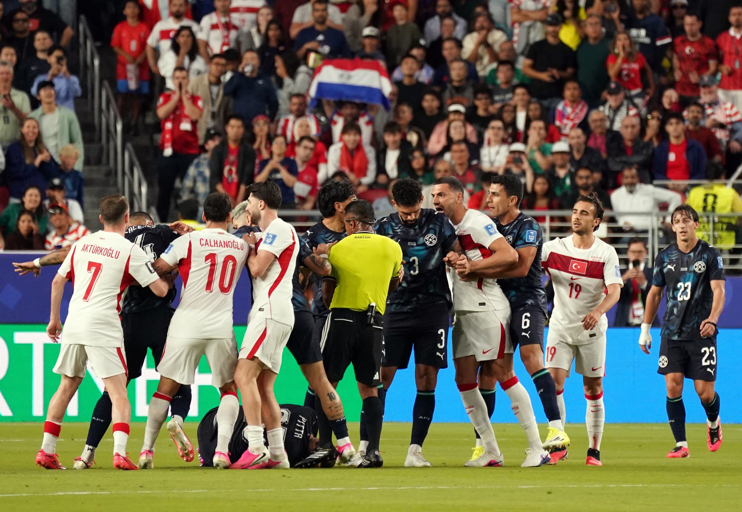 Paraguay y Turquía disputaron un partido de alta intensidad física que quedó marcado por el estreno de la “Ley Vinícius”. IMAGN IMAGES vía Reuters/David Gonzales